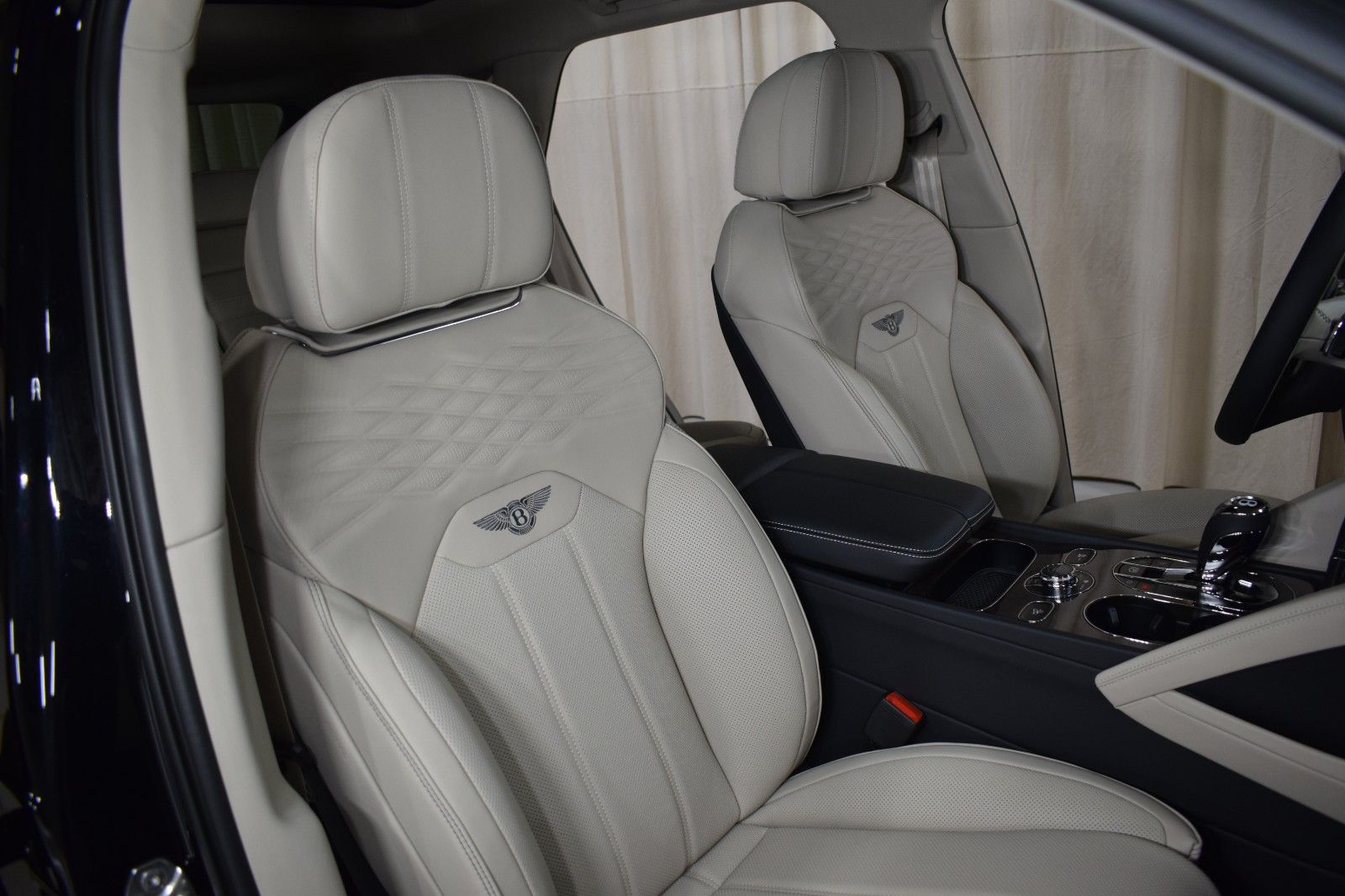 Thumbnail: 2025 Bentley Bentayga - 25