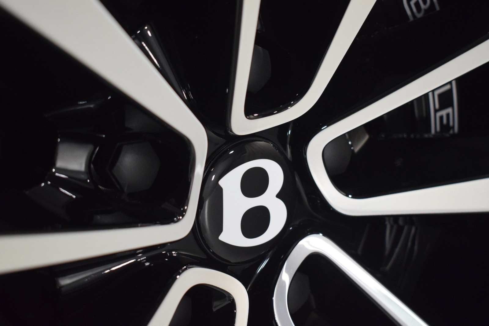 Thumbnail: 2025 Bentley Bentayga - 19