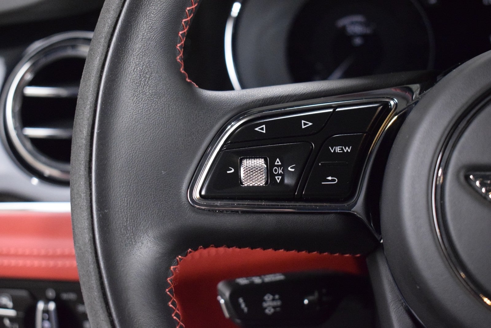 Thumbnail: 2022 Bentley Bentayga - 28