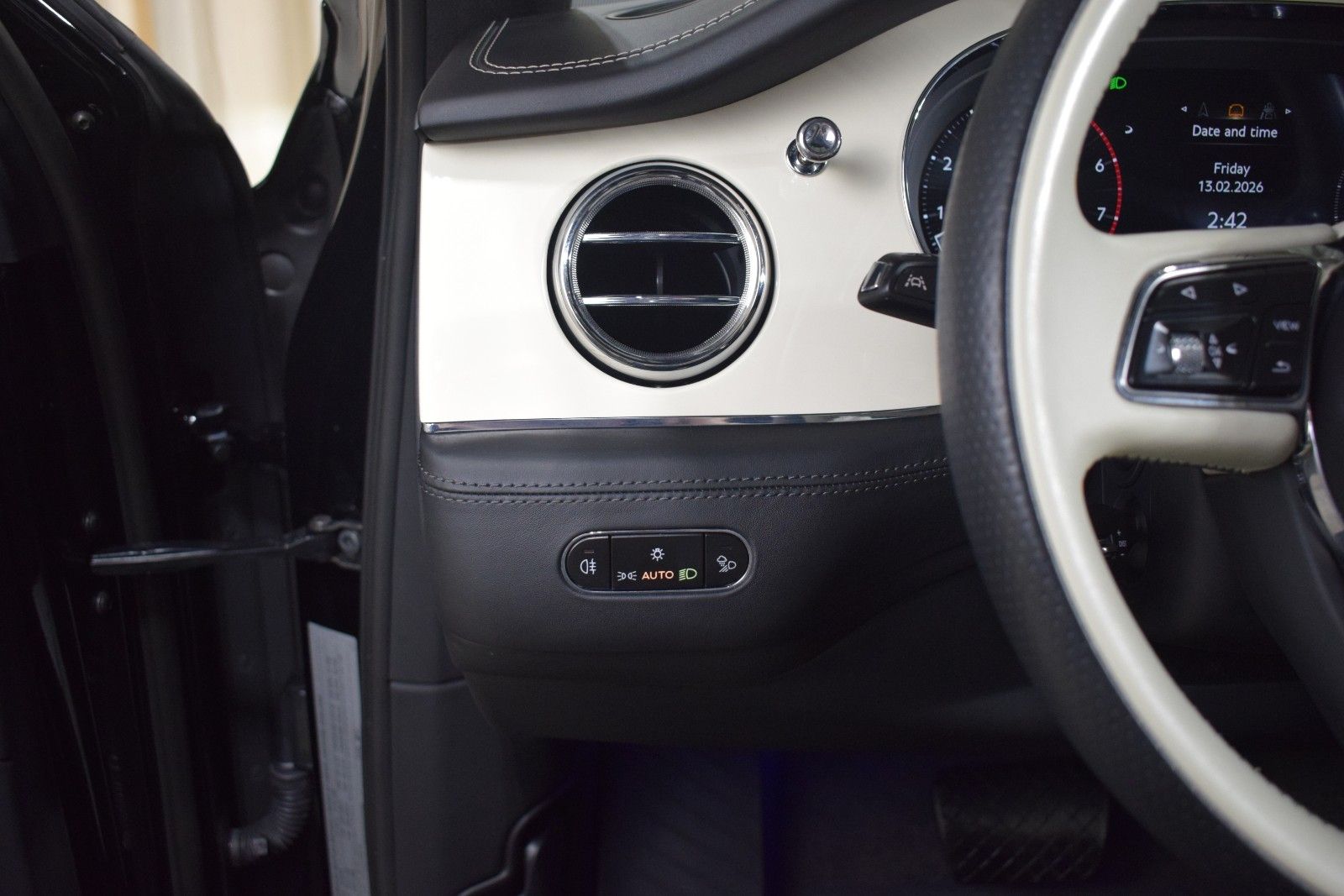 Thumbnail: 2024 Bentley Bentayga - 28