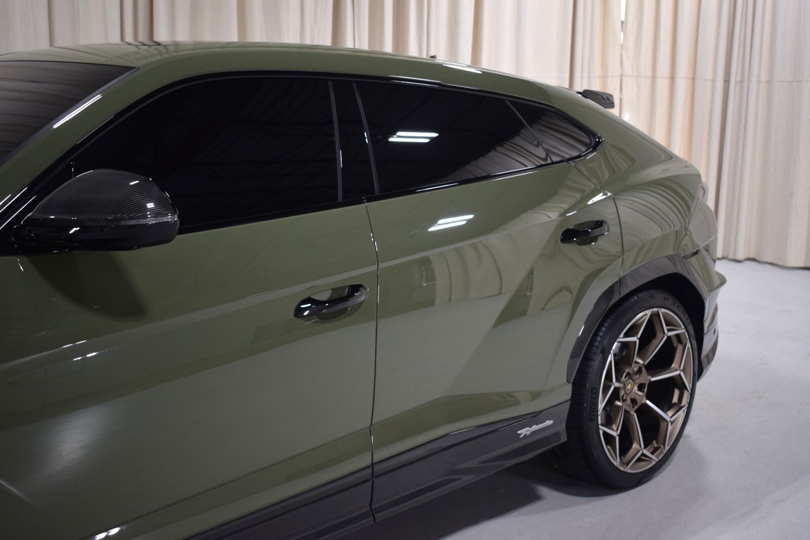 2024 Lamborghini Urus Performante photo 2