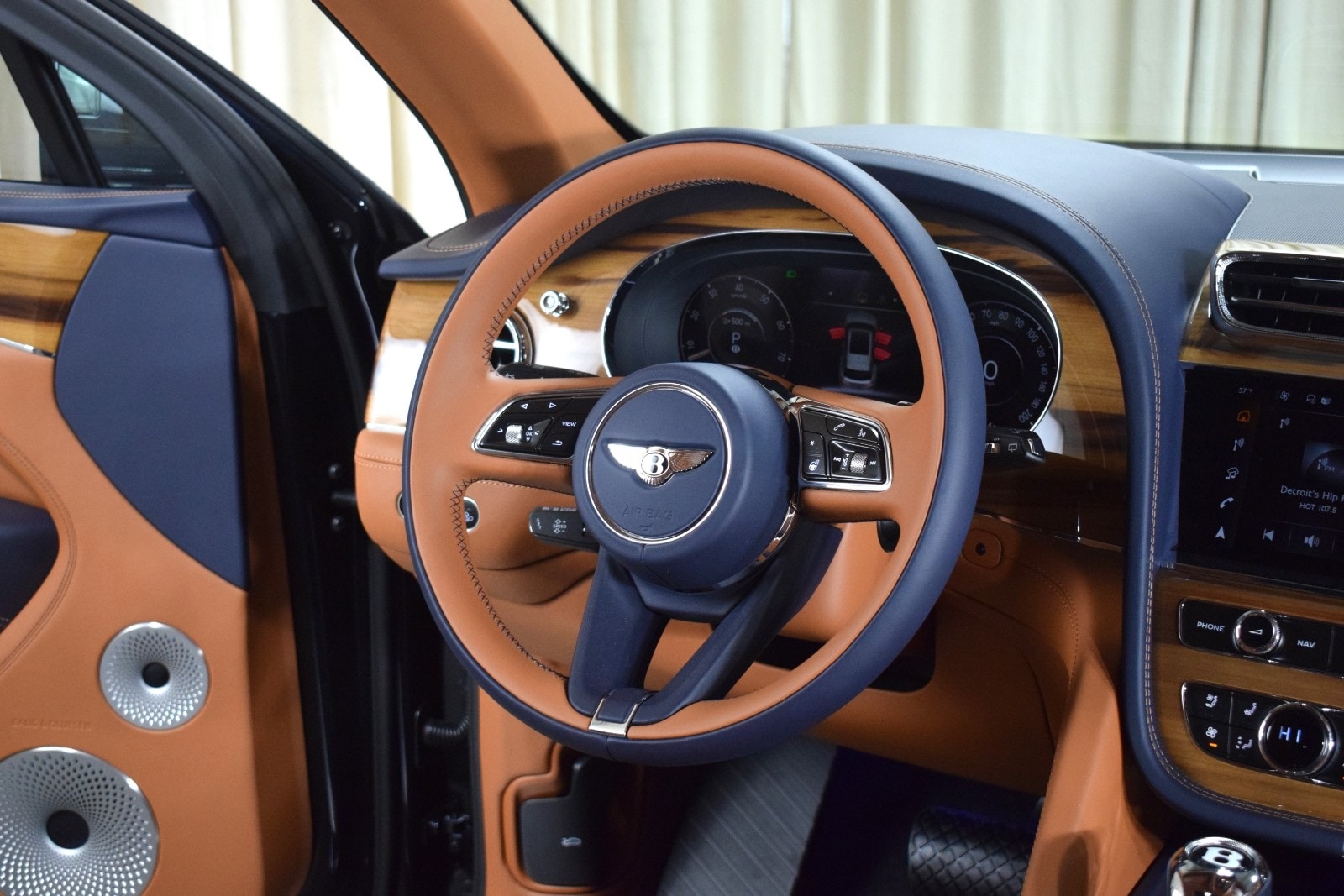 Thumbnail: 2025 Bentley Bentayga - 4