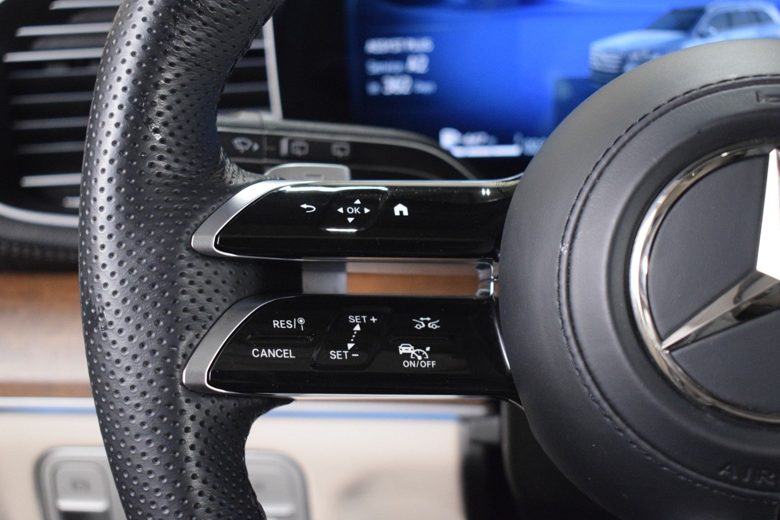 Thumbnail: 2025 Mercedes-Benz GLS - 28