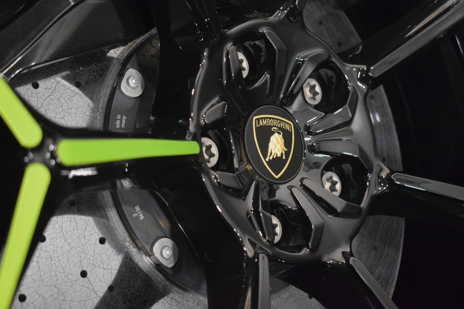 Thumbnail: 2023 Lamborghini Urus - 18