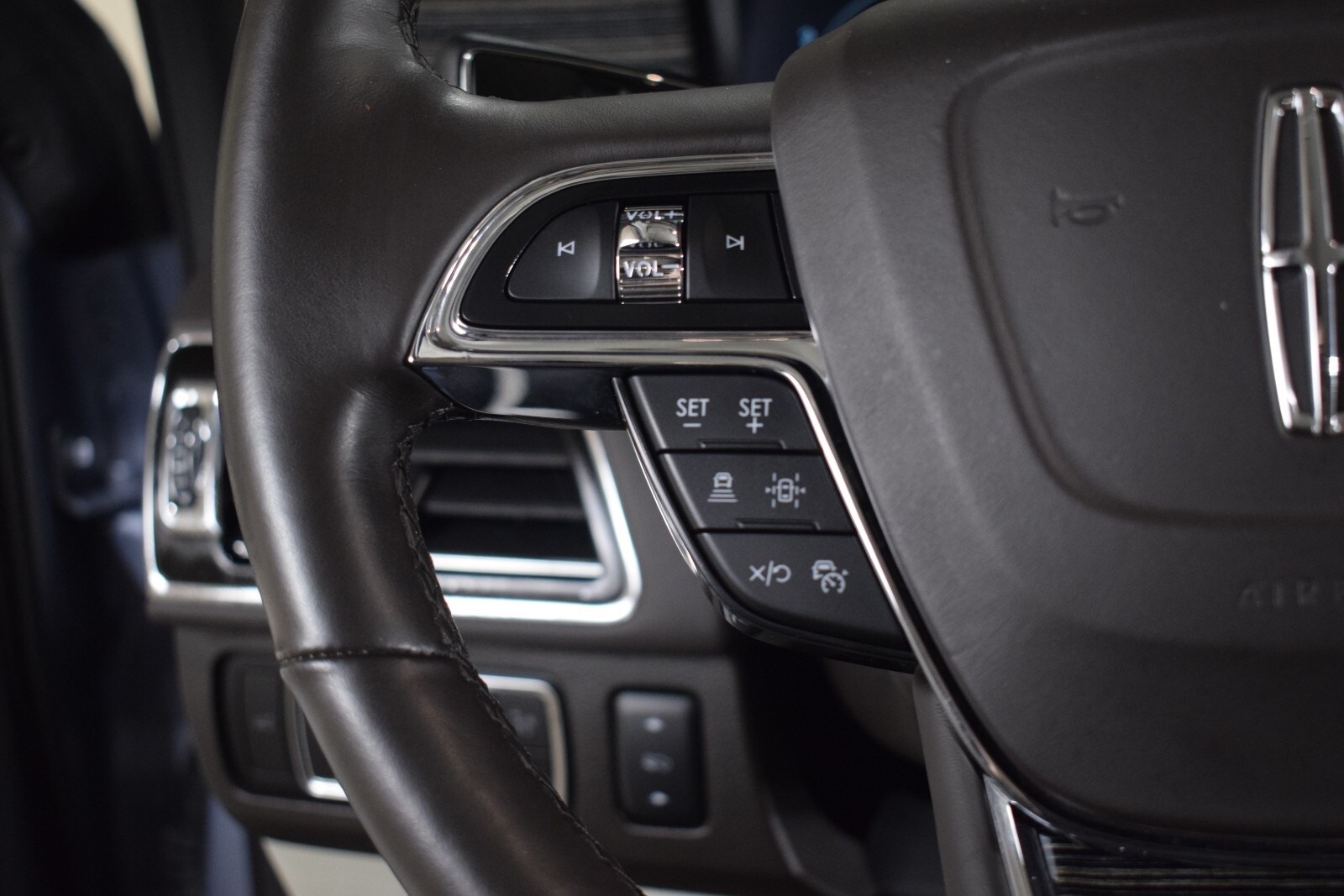 Thumbnail: 2023 Lincoln Navigator - 29