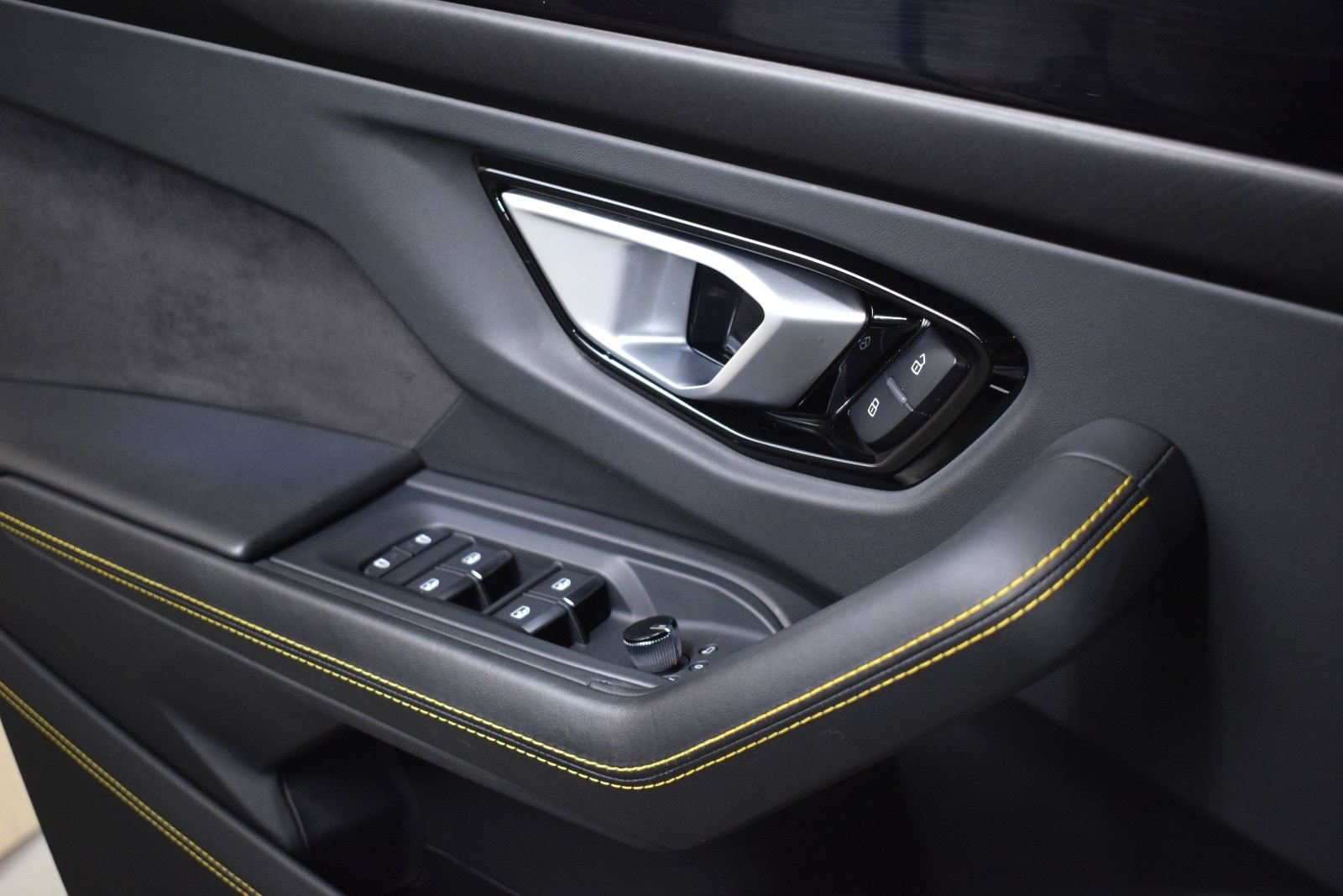 Thumbnail: 2023 Lamborghini Urus - 39