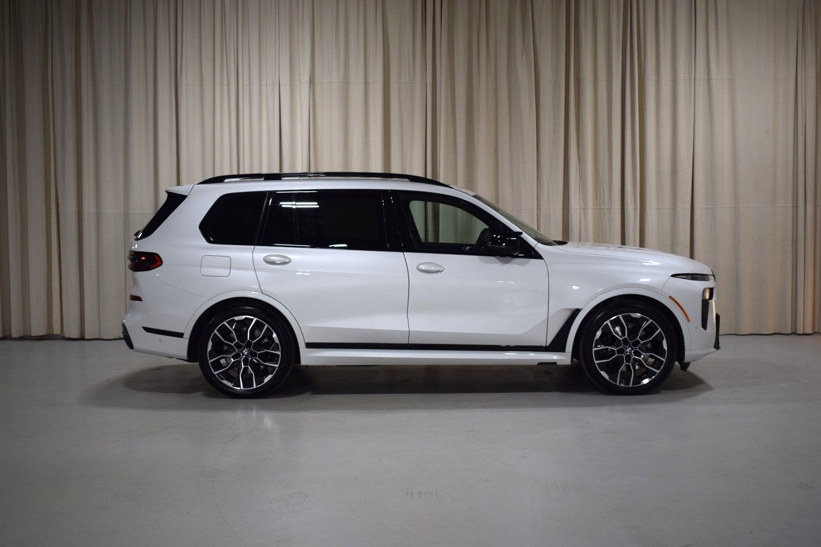 Thumbnail: 2026 BMW X7 - 14