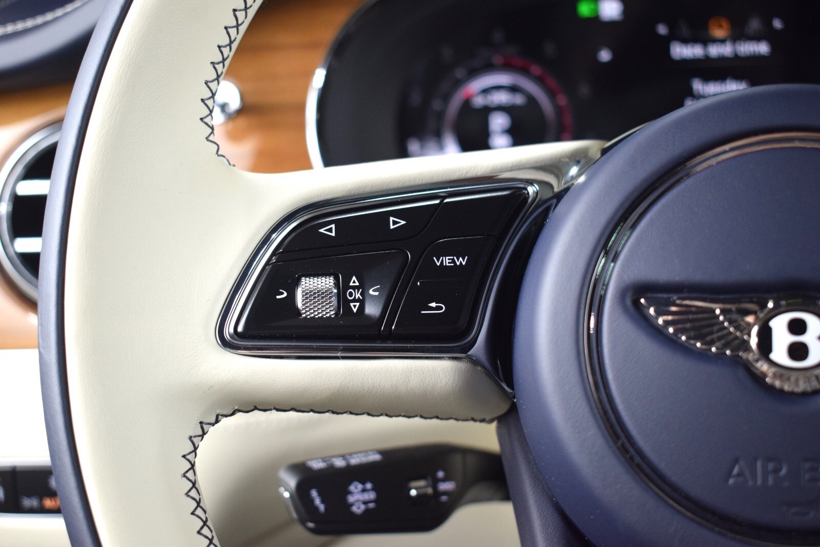 Thumbnail: 2024 Bentley Bentayga - 29