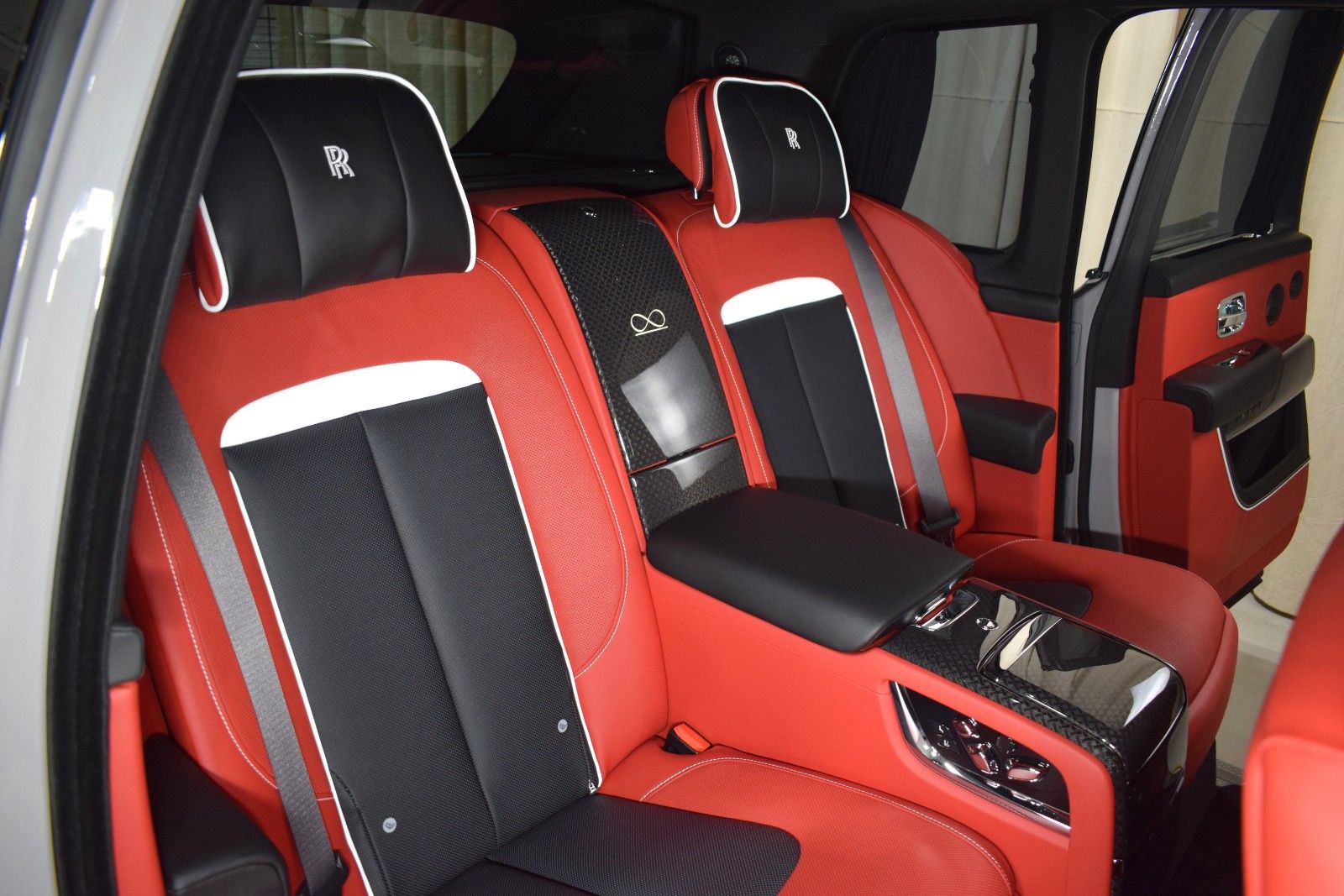 2026 Rolls-Royce Cullinan Black Badge - Photo 18