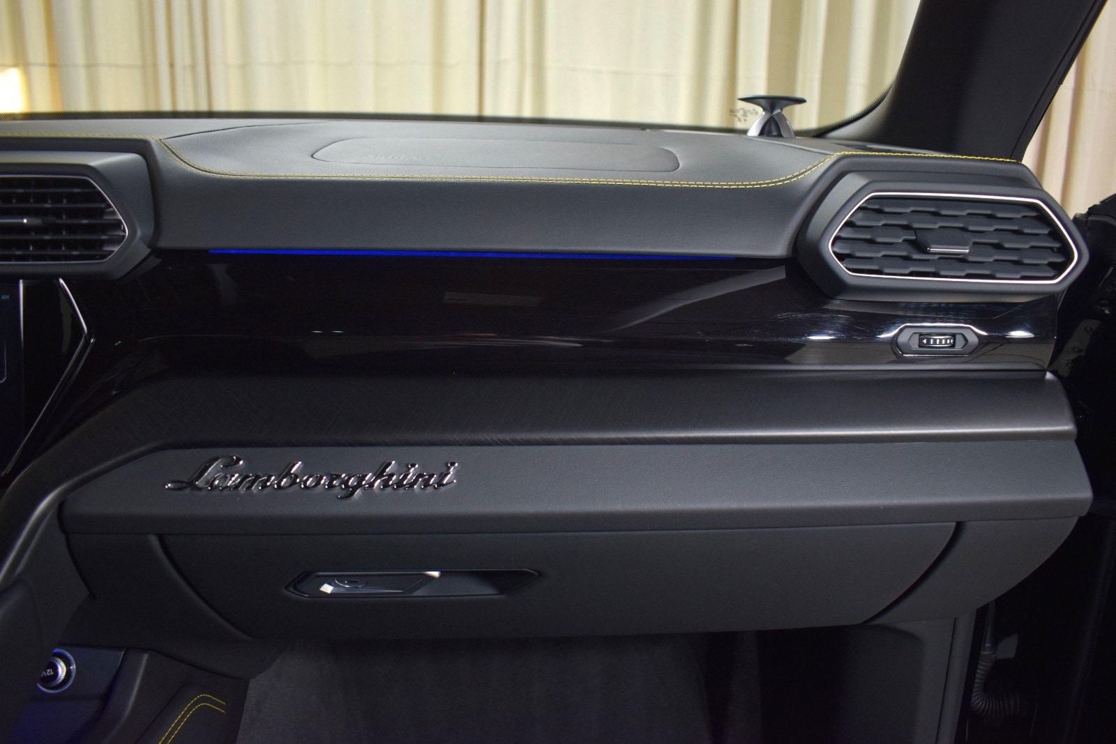 Thumbnail: 2023 Lamborghini Urus - 24