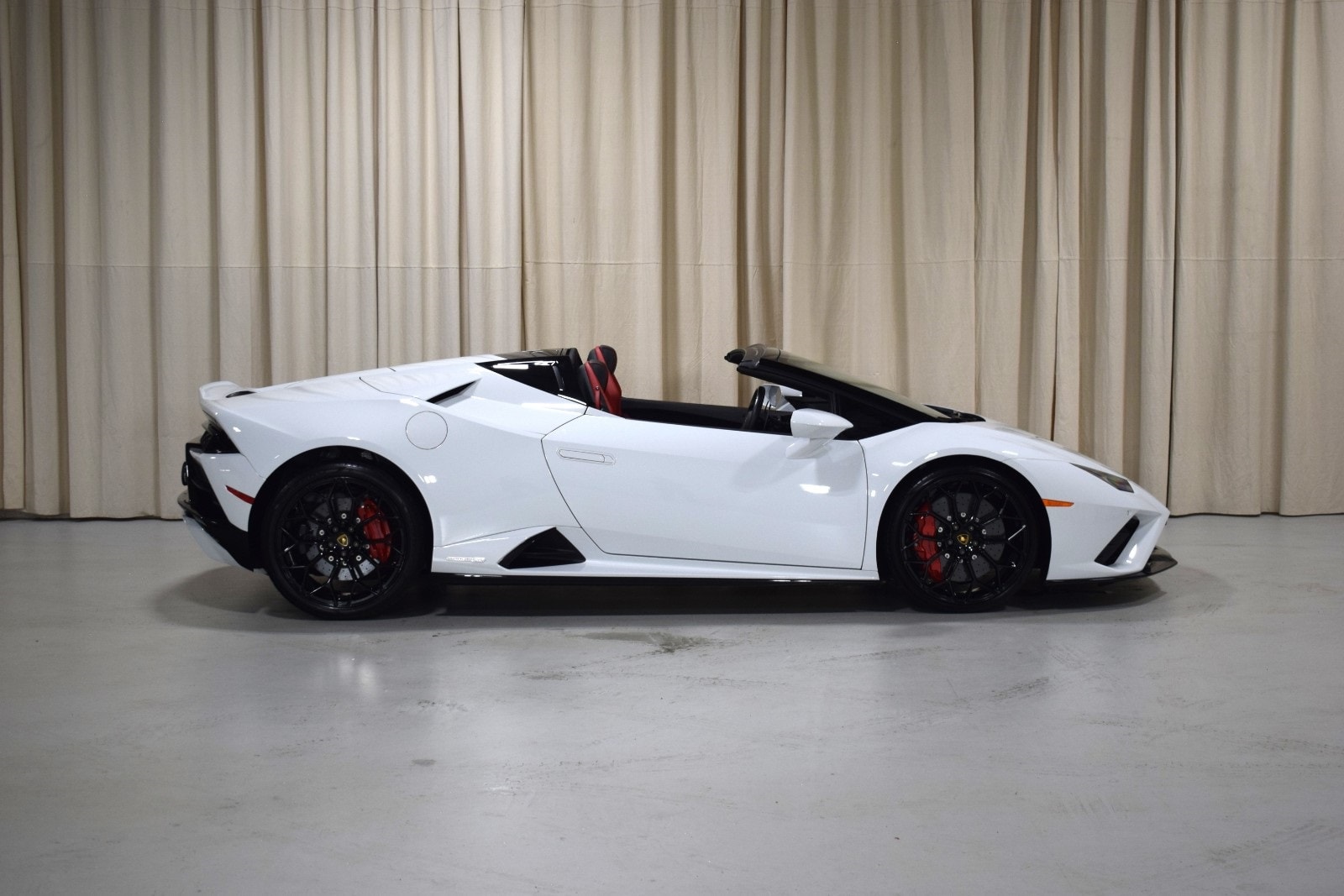 Thumbnail: 2023 Lamborghini Huracan - 16