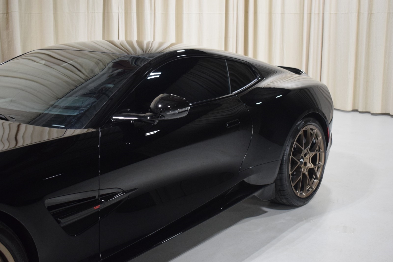 Thumbnail: 2025 Aston Martin Vanquish - 2