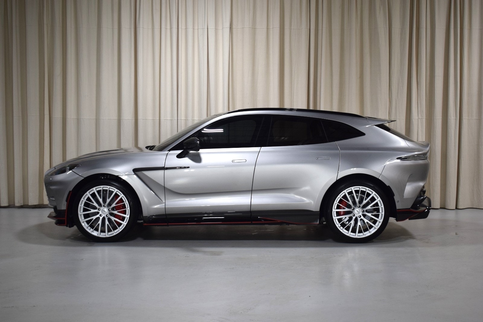 Thumbnail: 2023 Aston Martin DBX - 5