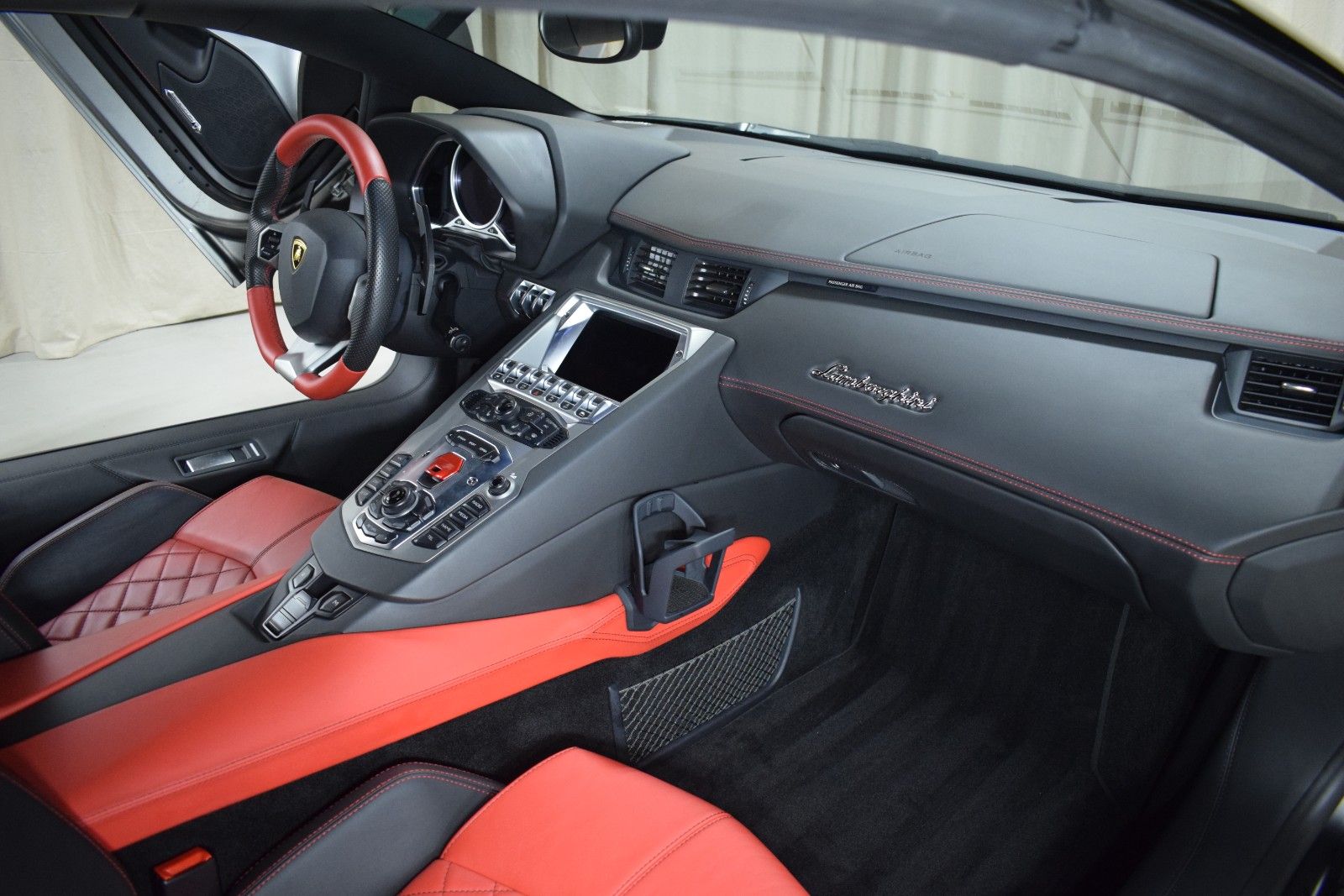 Thumbnail: 2016 Lamborghini Aventador - 22