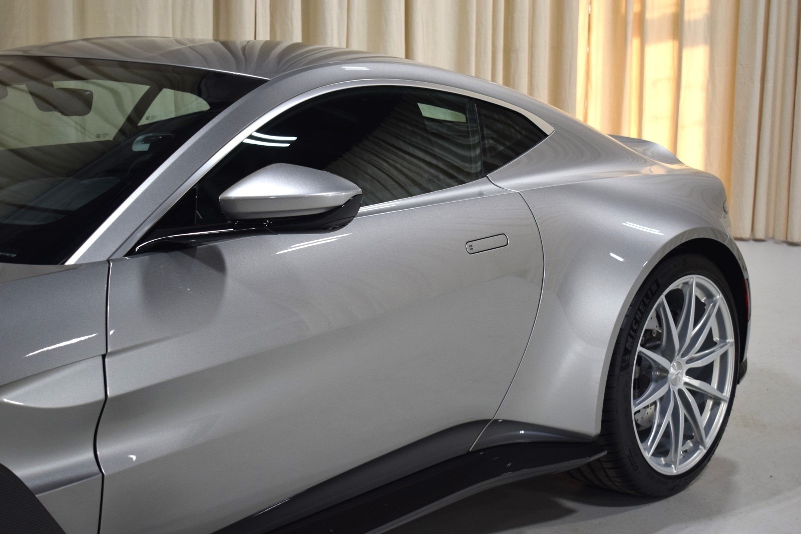 2023 Aston Martin Vantage  2