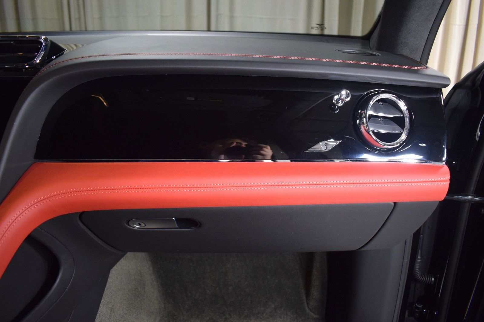 Thumbnail: 2022 Bentley Bentayga - 26