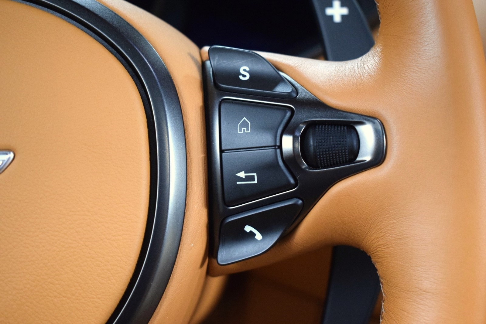 2021 Aston Martin Vantage  24