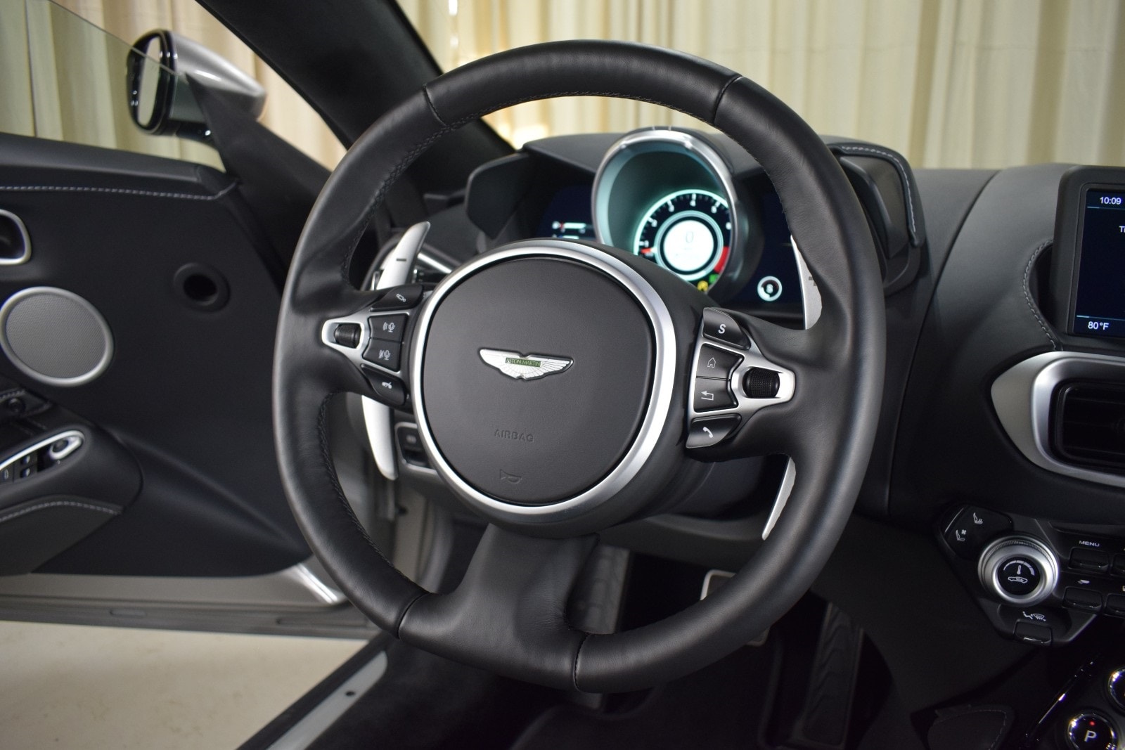 2023 Aston Martin Vantage  22