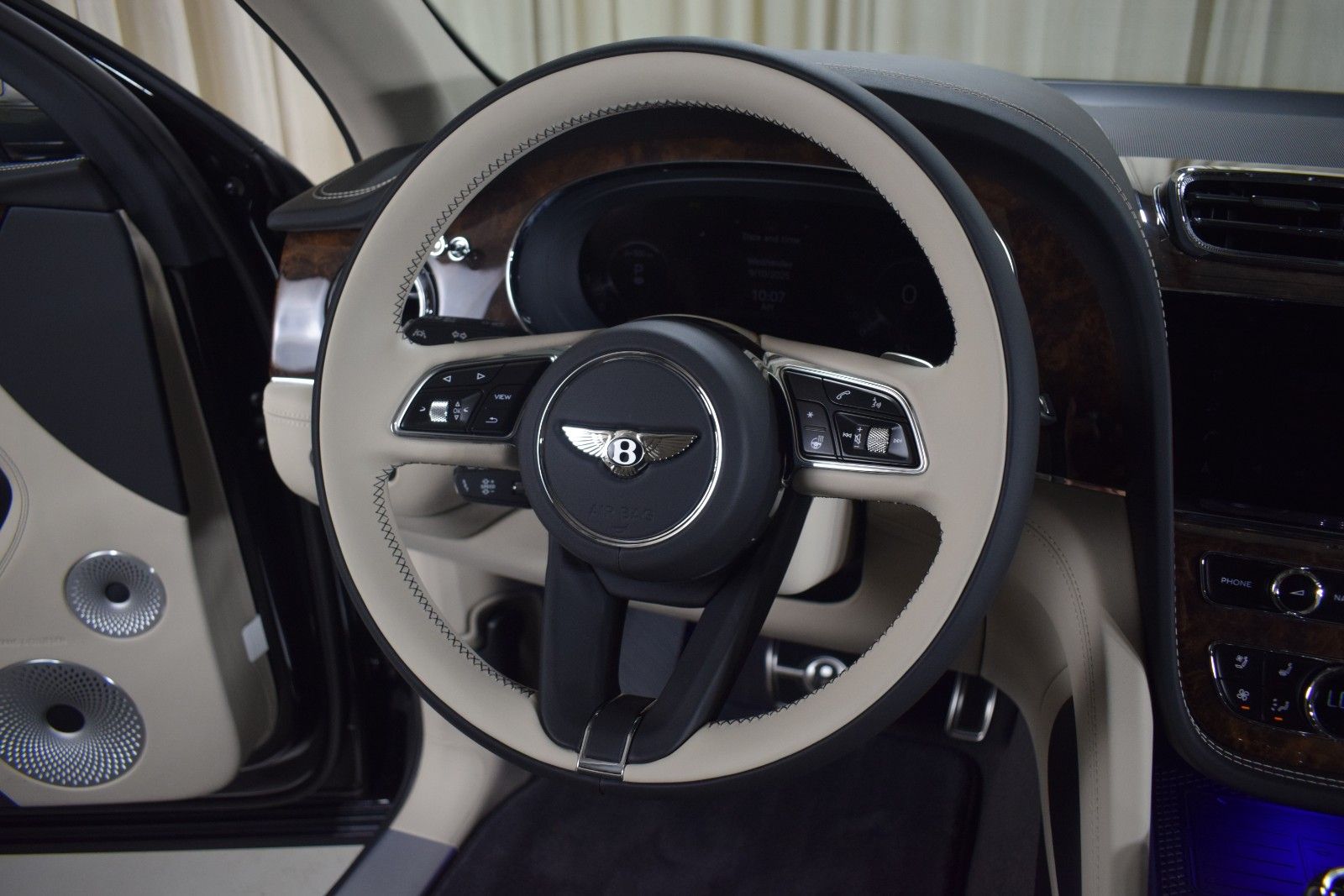 Thumbnail: 2025 Bentley Bentayga - 4