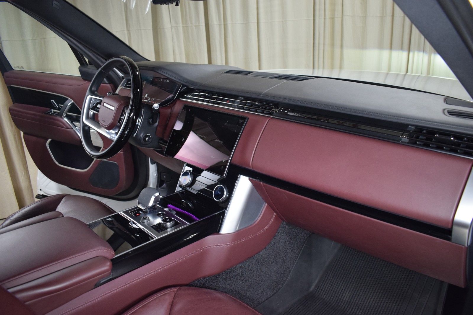 Thumbnail: 2023 Land Rover Range Rover - 23