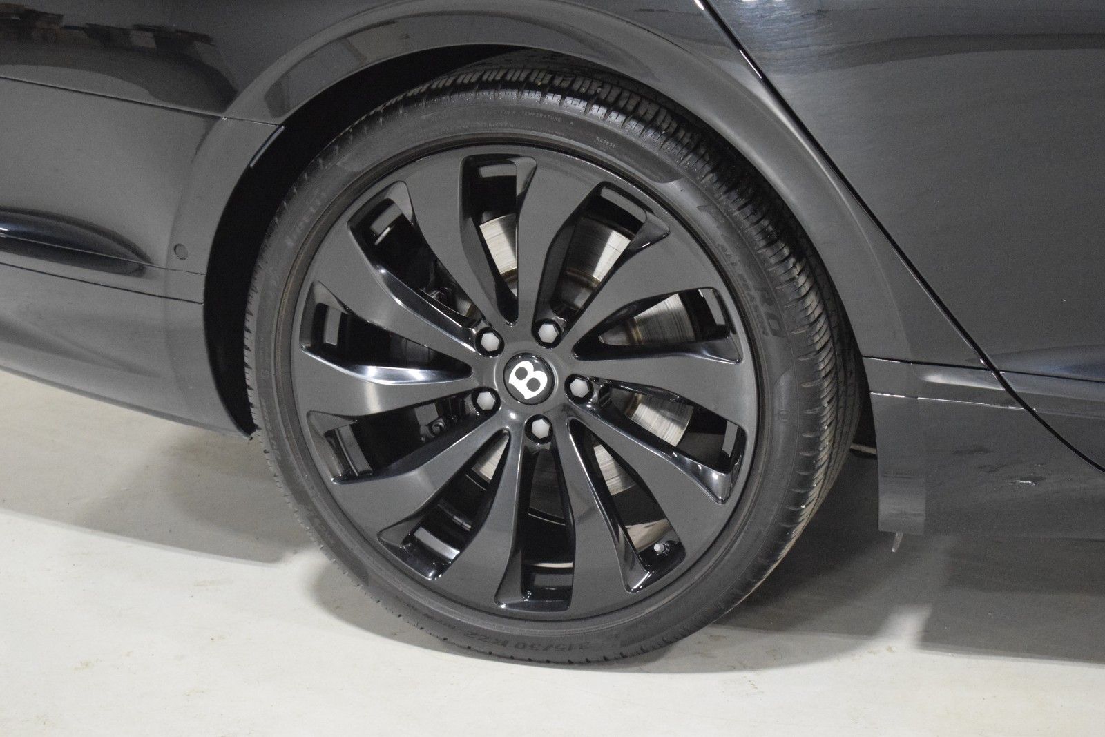 Thumbnail: 2023 Bentley Flying Spur - 6