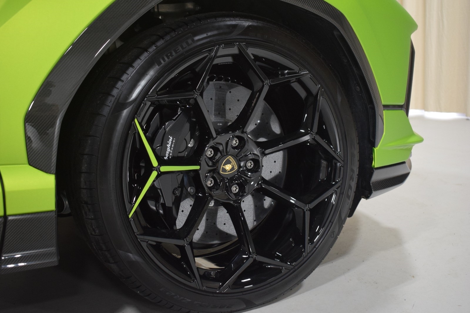Thumbnail: 2023 Lamborghini Urus - 17