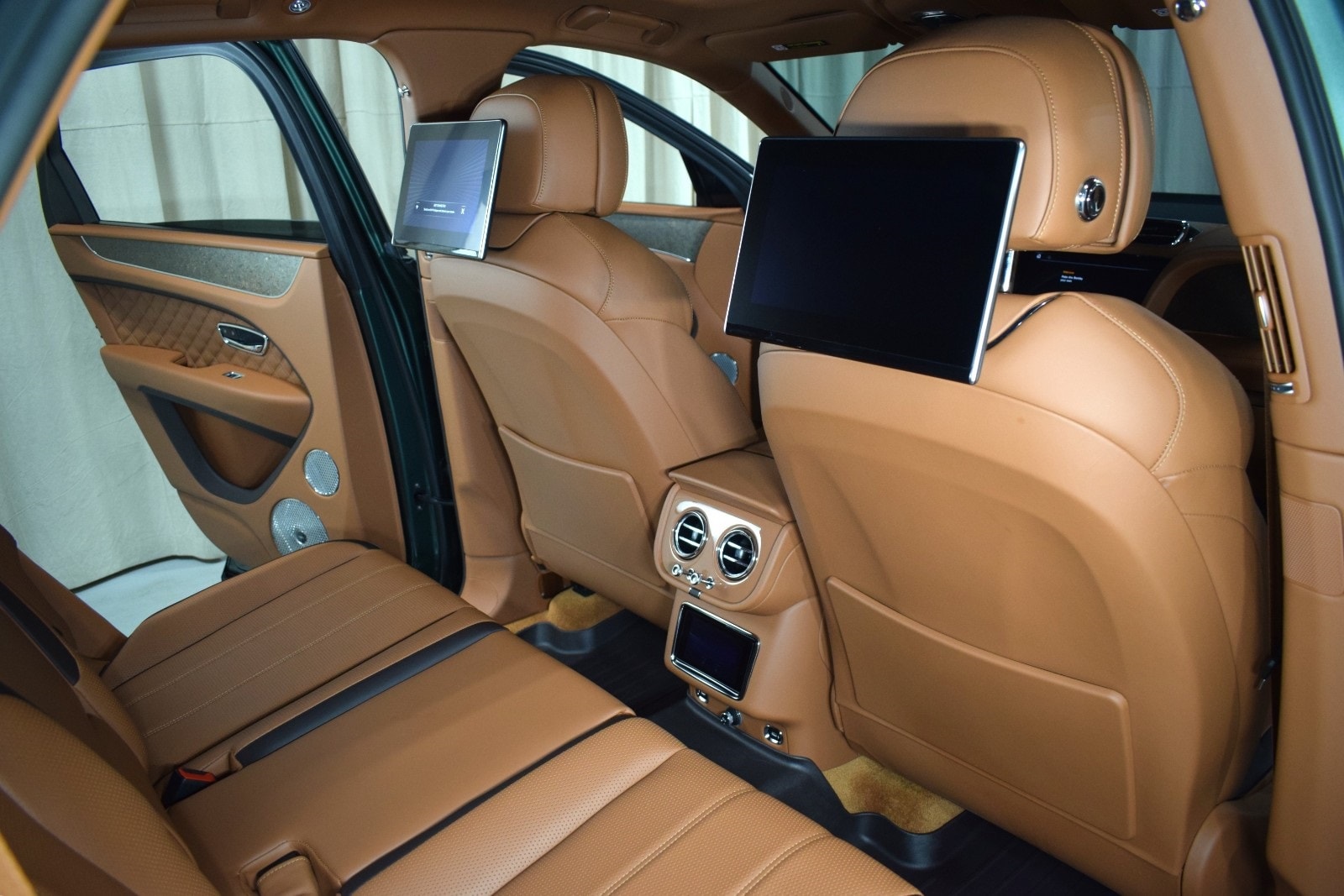 Thumbnail: 2022 Bentley Bentayga - 21