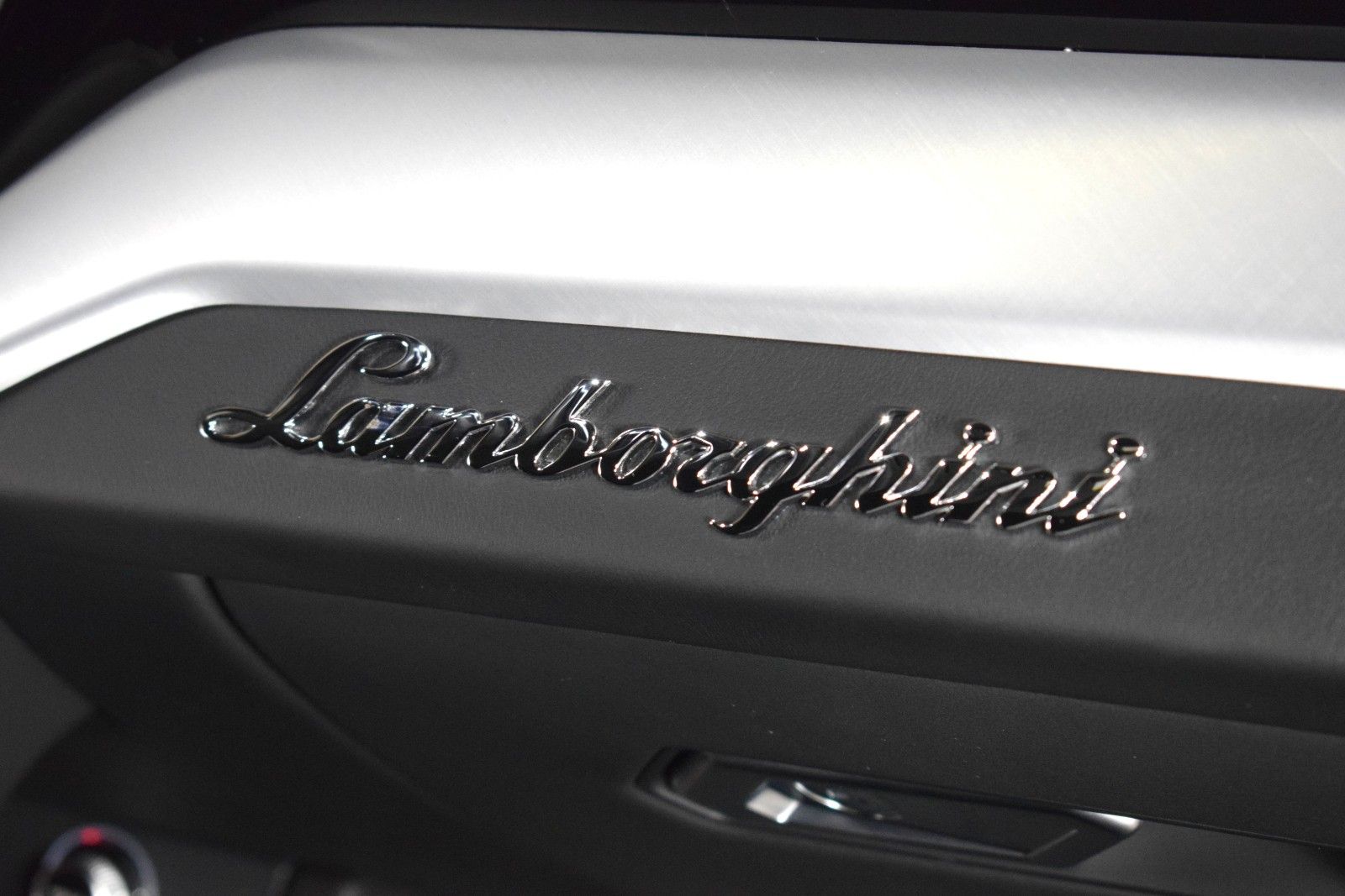 Thumbnail: 2019 Lamborghini Urus - 25