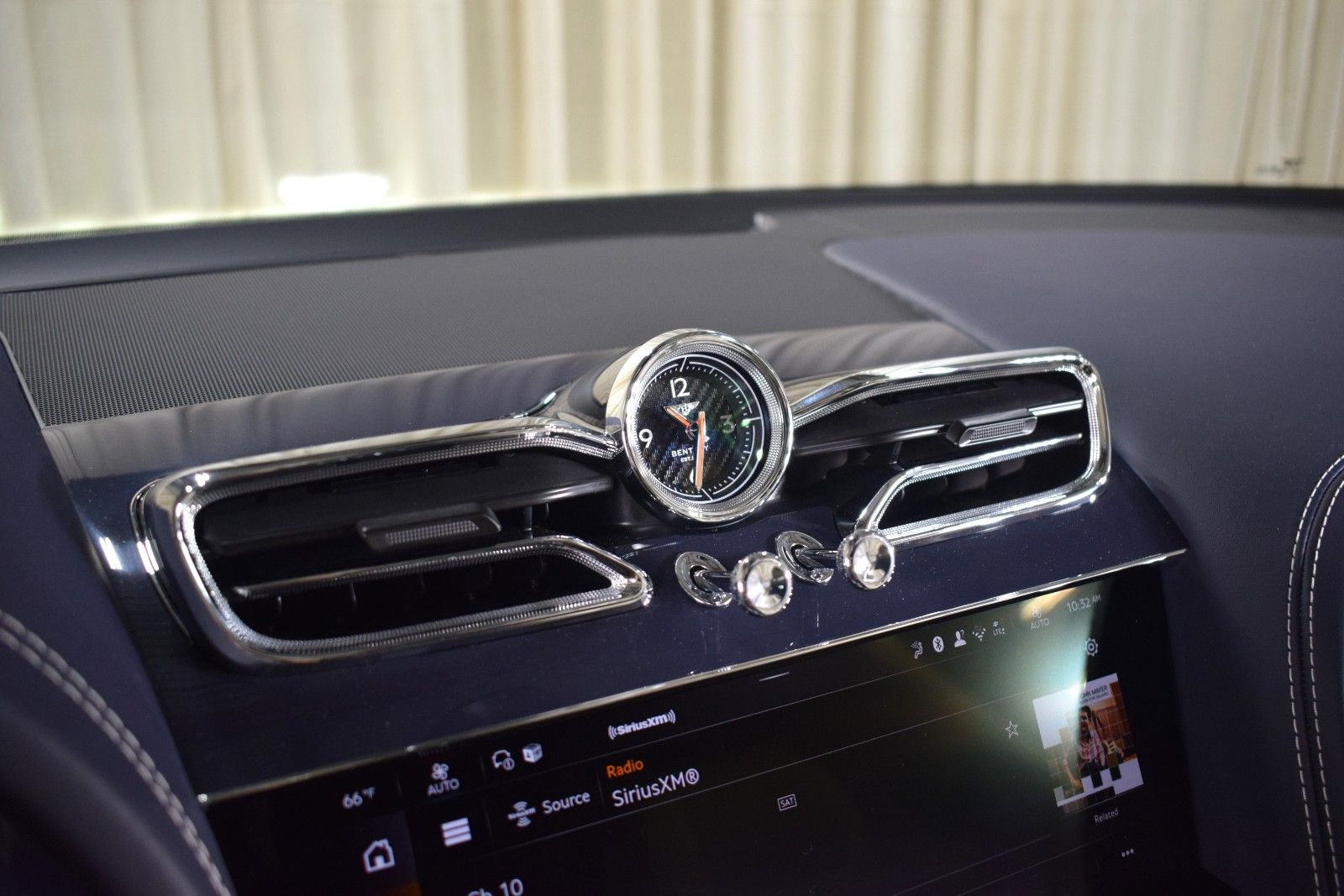 Thumbnail: 2025 Bentley Bentayga - 33