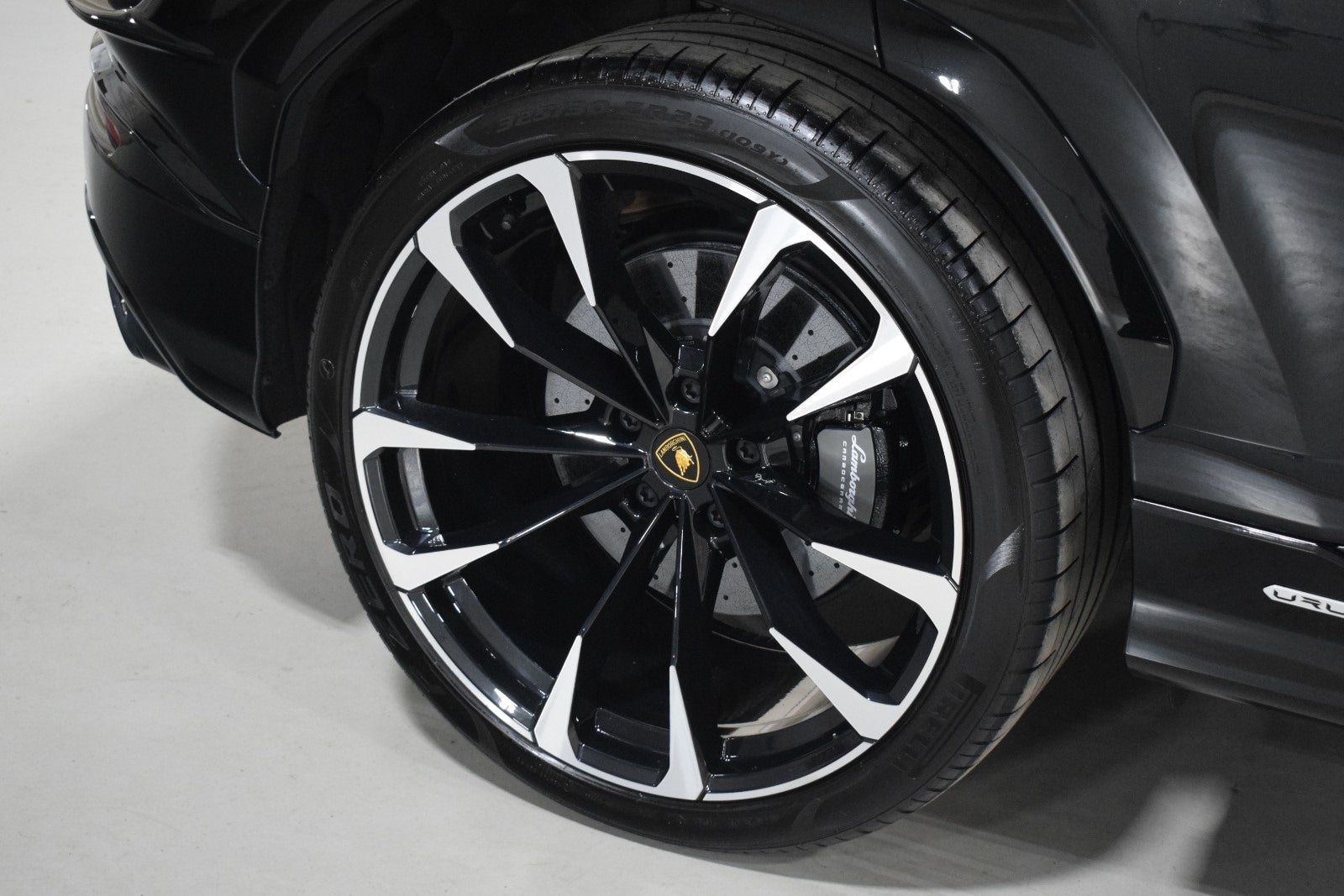 Thumbnail: 2023 Lamborghini Urus - 15