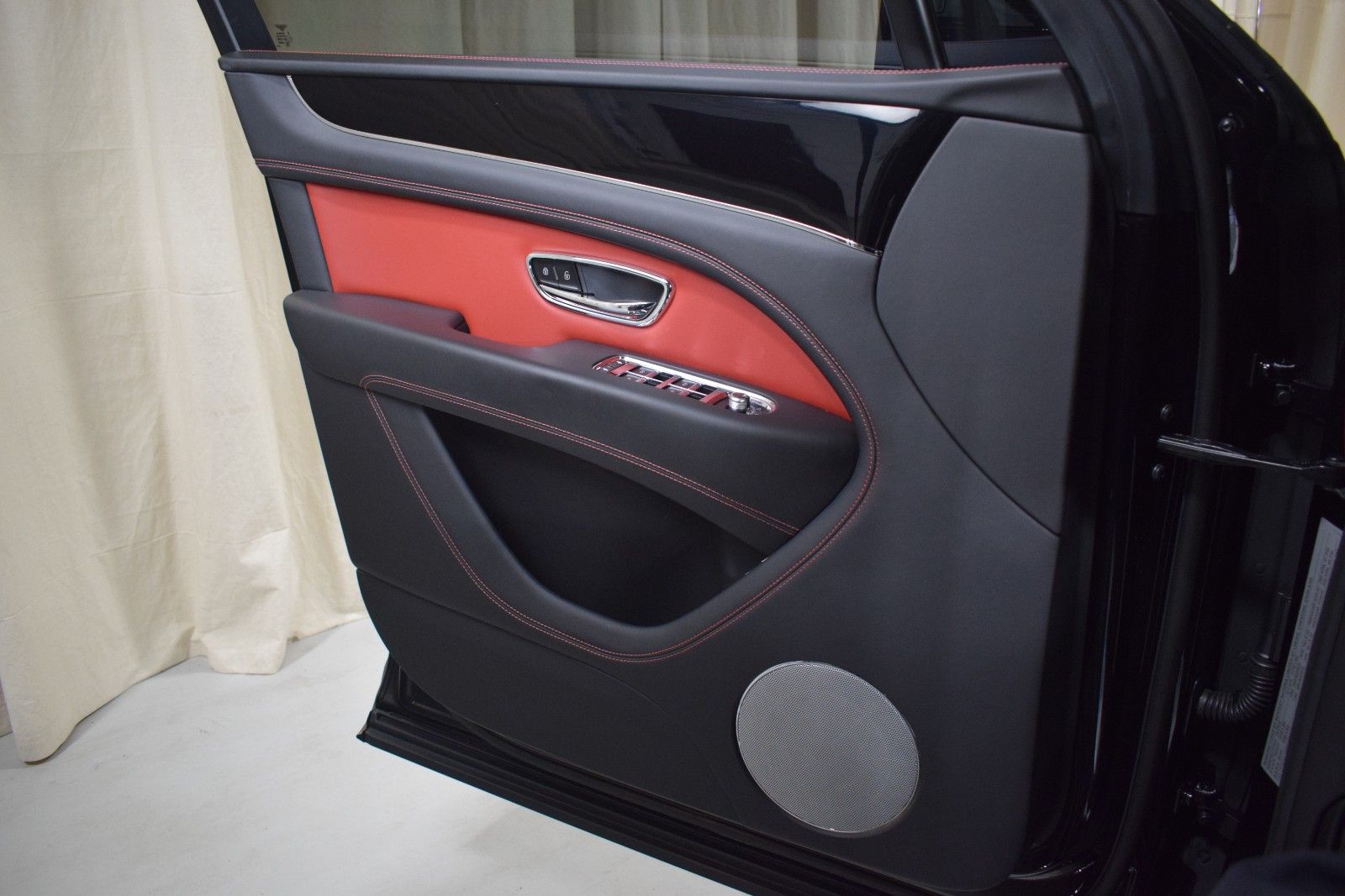 Thumbnail: 2022 Bentley Bentayga - 39