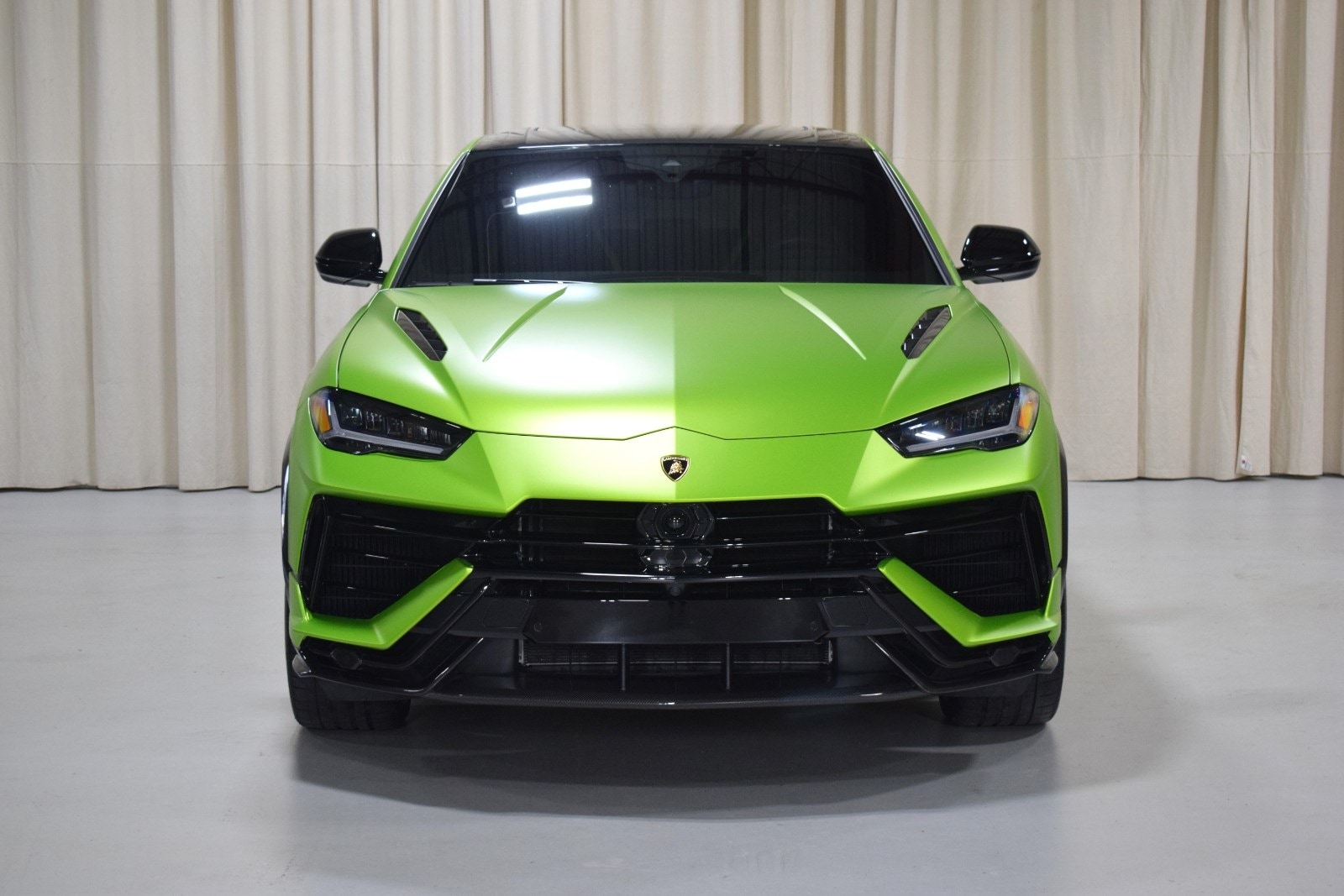 Thumbnail: 2023 Lamborghini Urus - 8