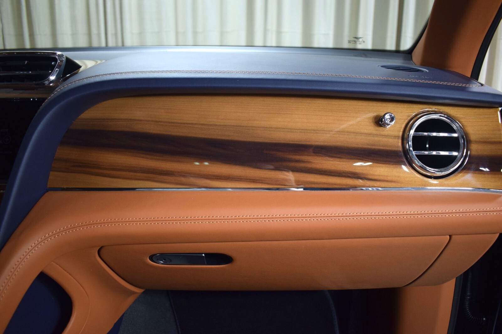 Thumbnail: 2025 Bentley Bentayga - 27