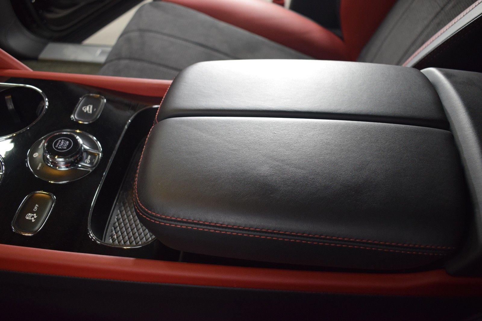 Thumbnail: 2022 Bentley Bentayga - 37