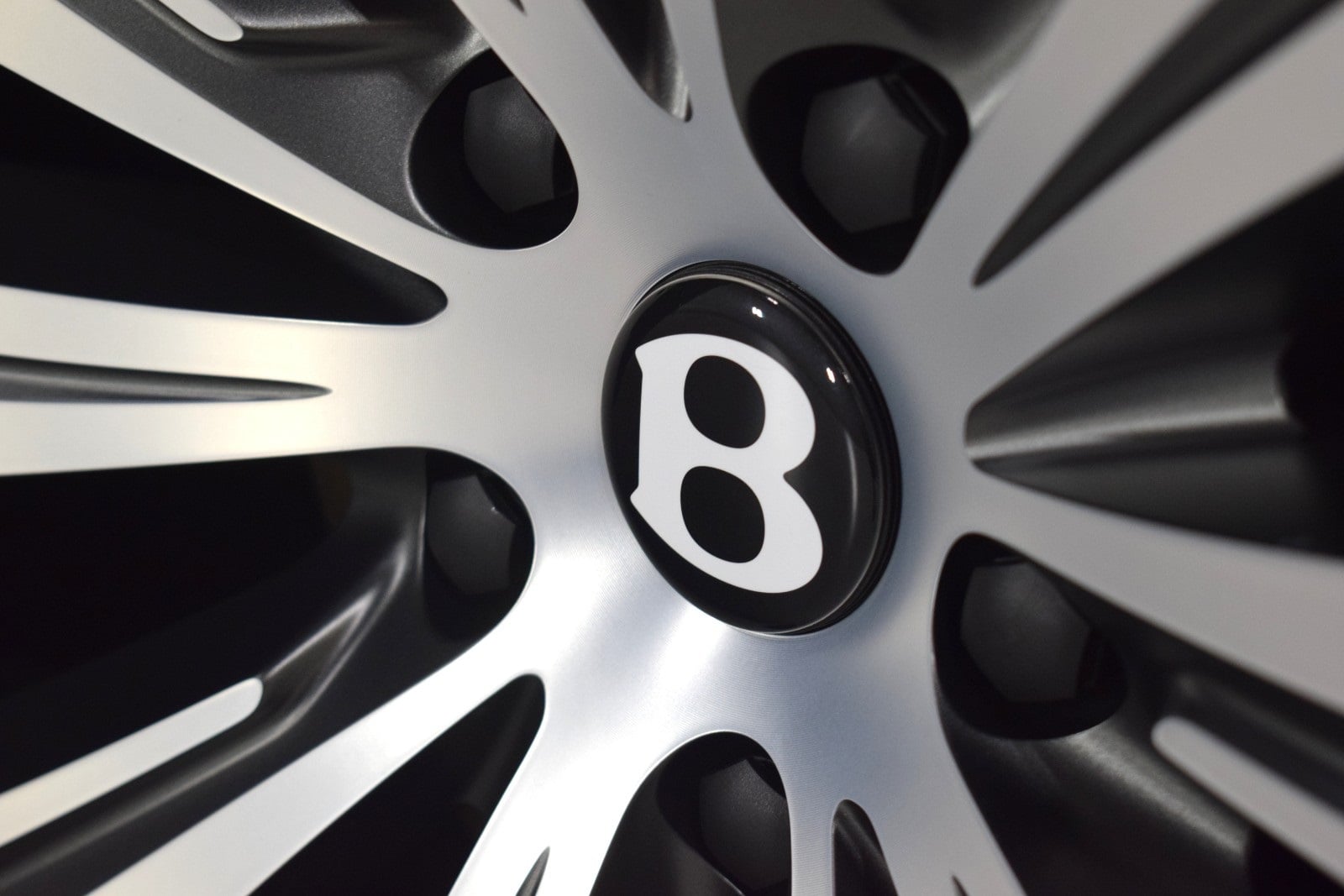 Thumbnail: 2025 Bentley Bentayga - 20