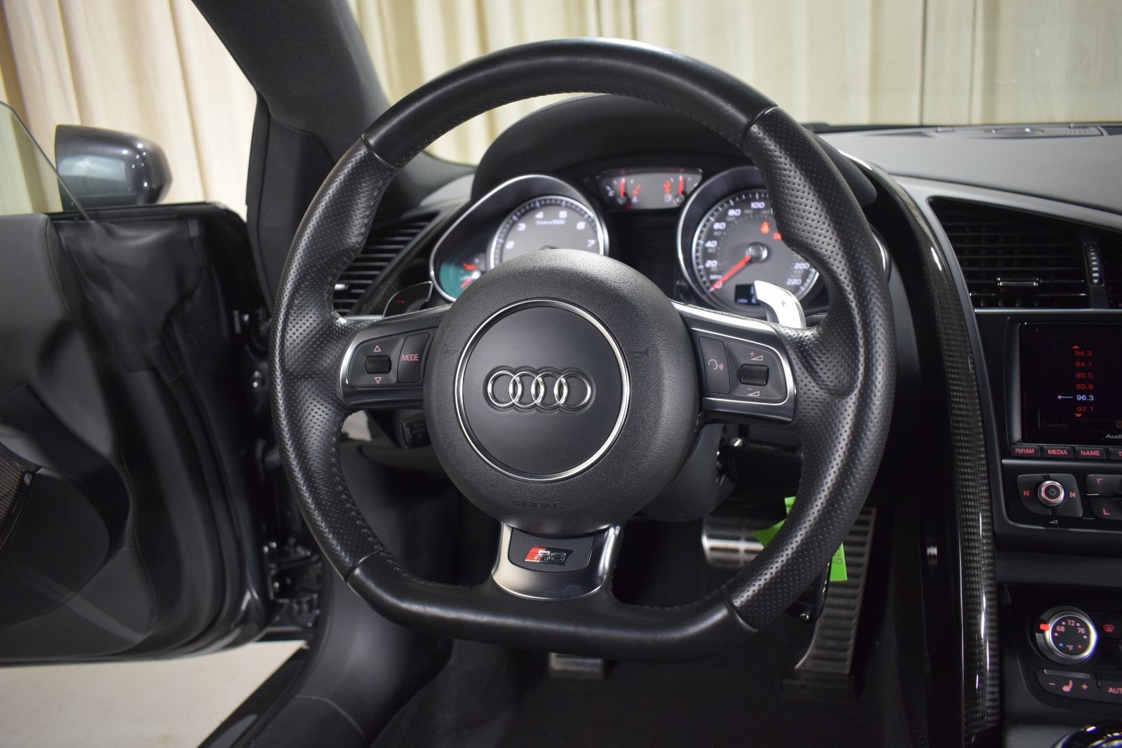 Thumbnail: 2014 Audi R8 - 24