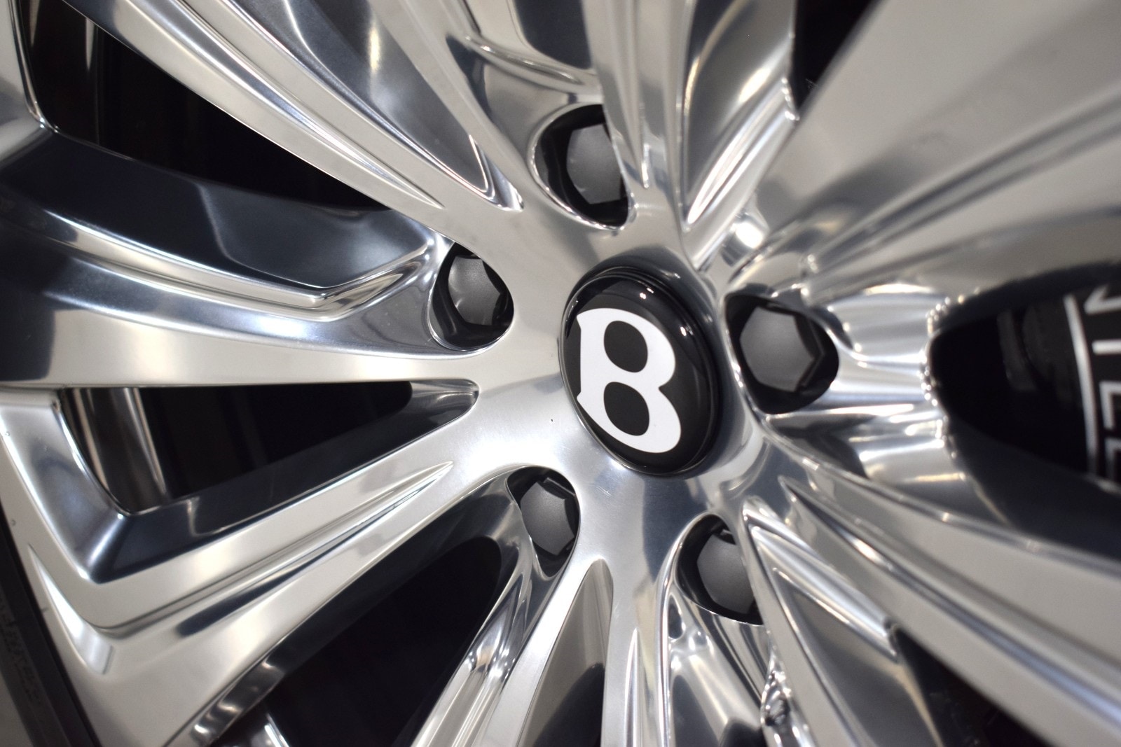 Thumbnail: 2024 Bentley Bentayga - 19