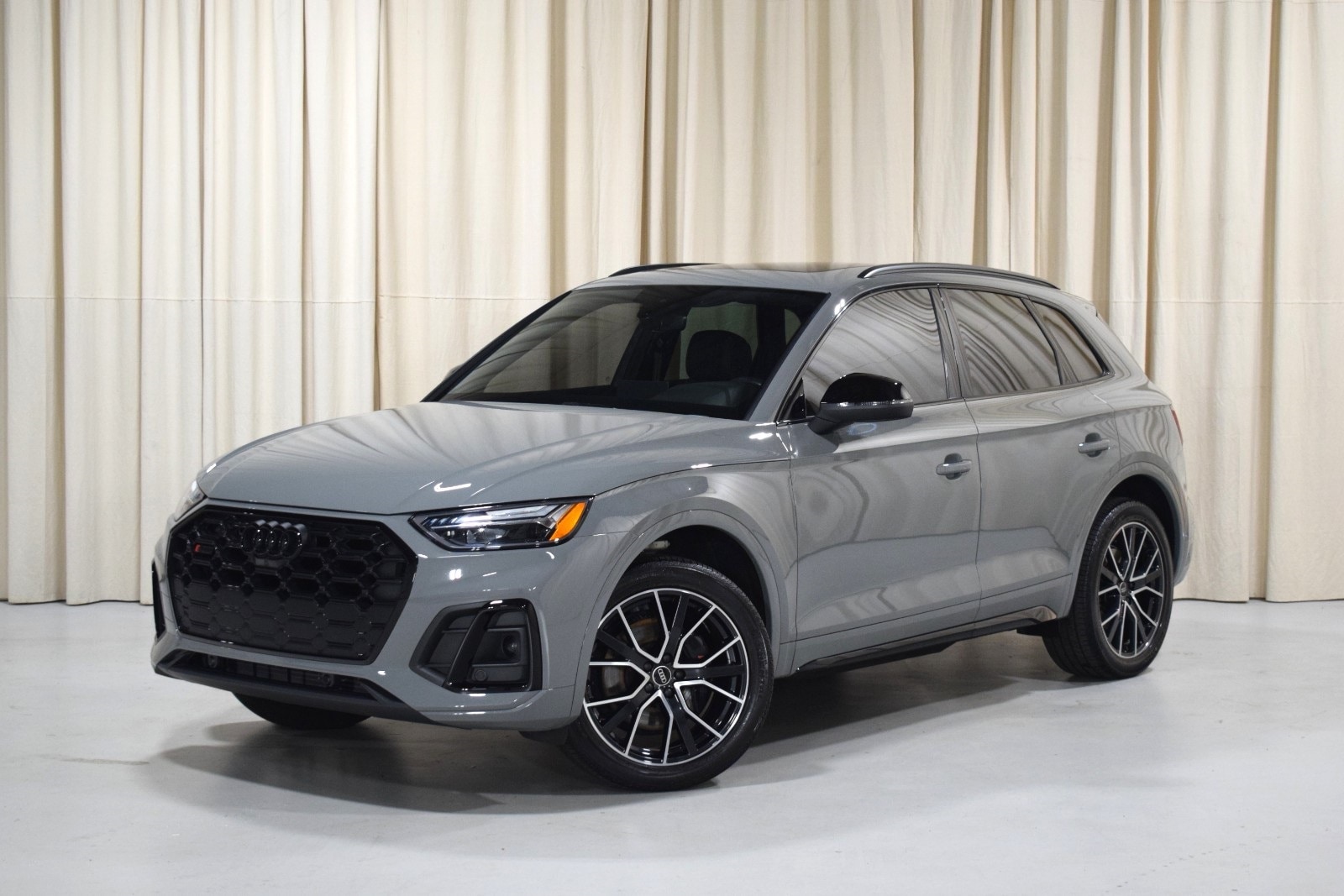Thumbnail: 2022 Audi SQ5 - 1