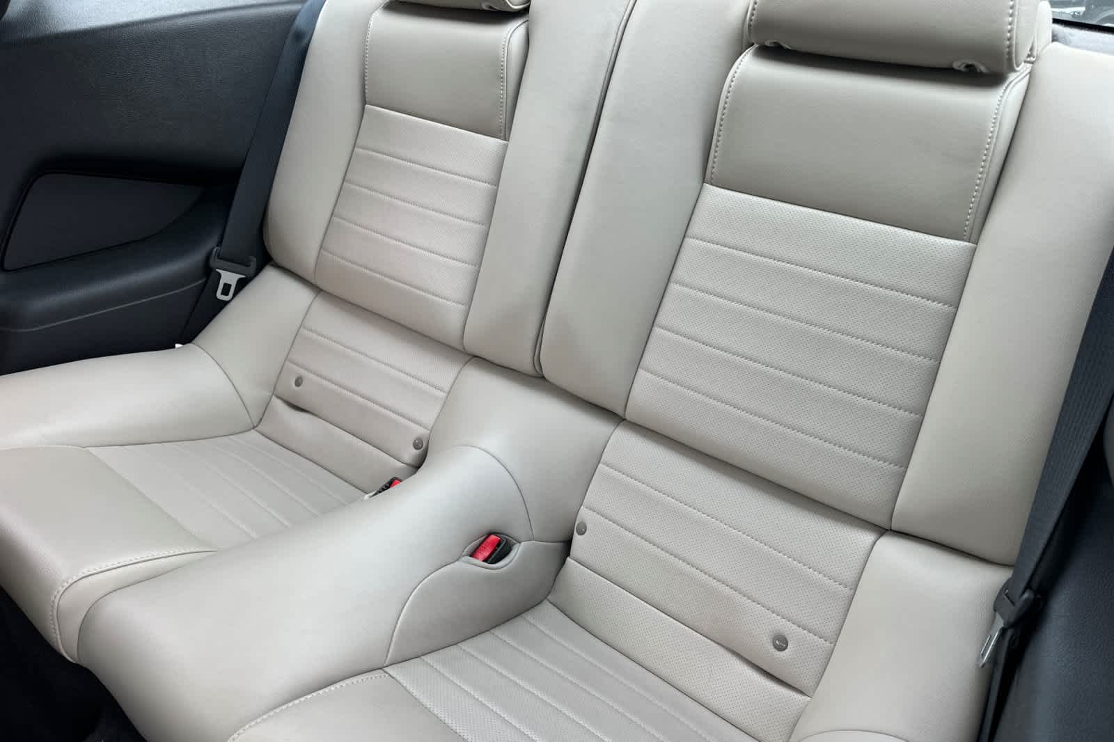 2014 Ford Mustang V6 Premium photo 4