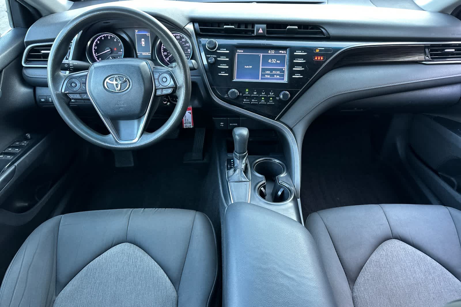 2019 Toyota Camry SE XLE photo 3