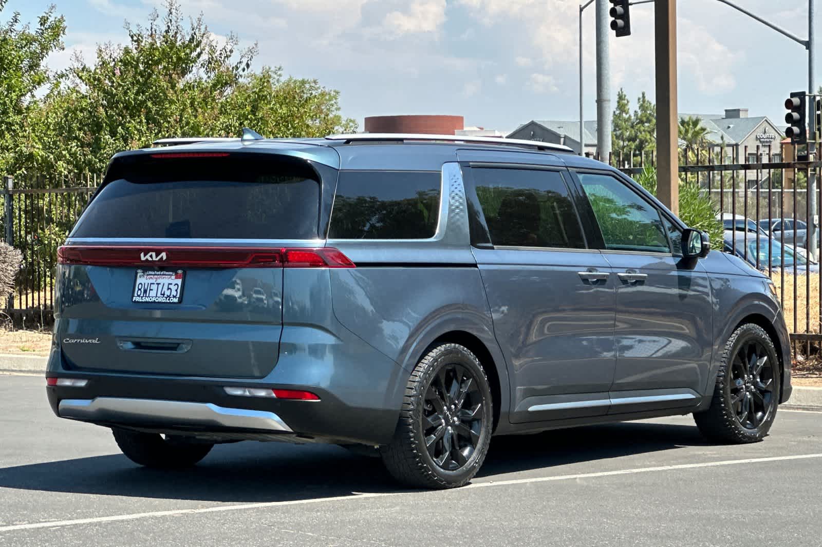 2022 Kia Carnival SX Prestige photo 2