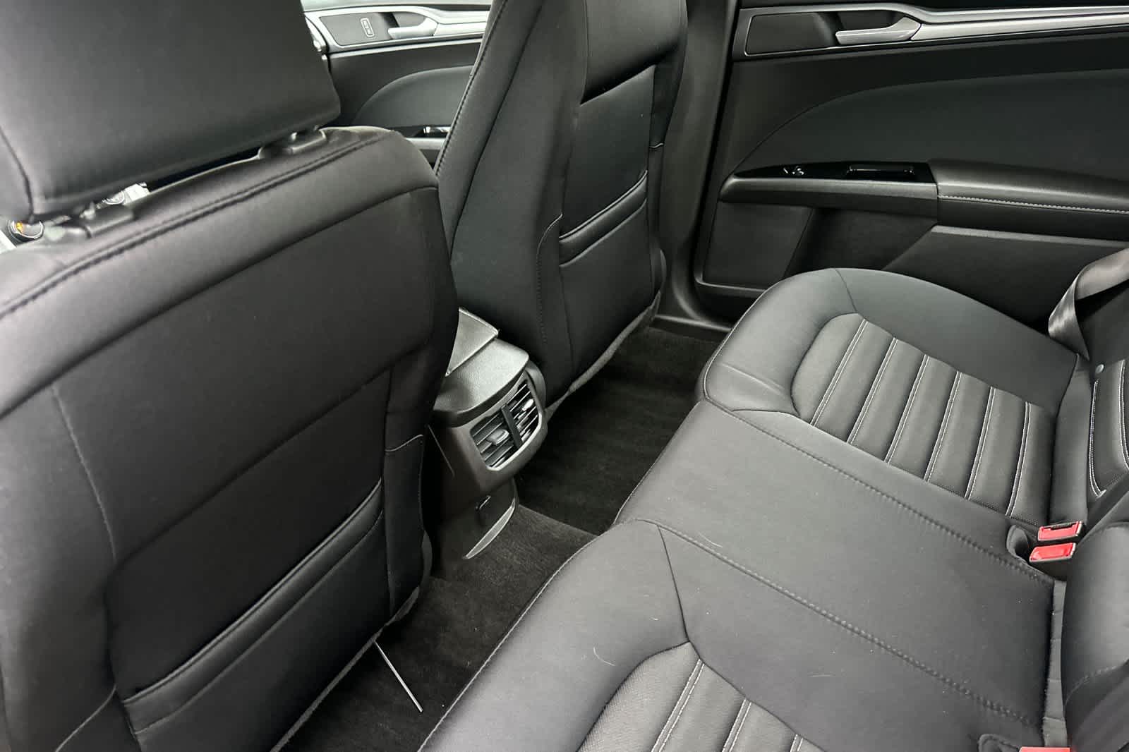 2015 Ford Fusion SE photo 4