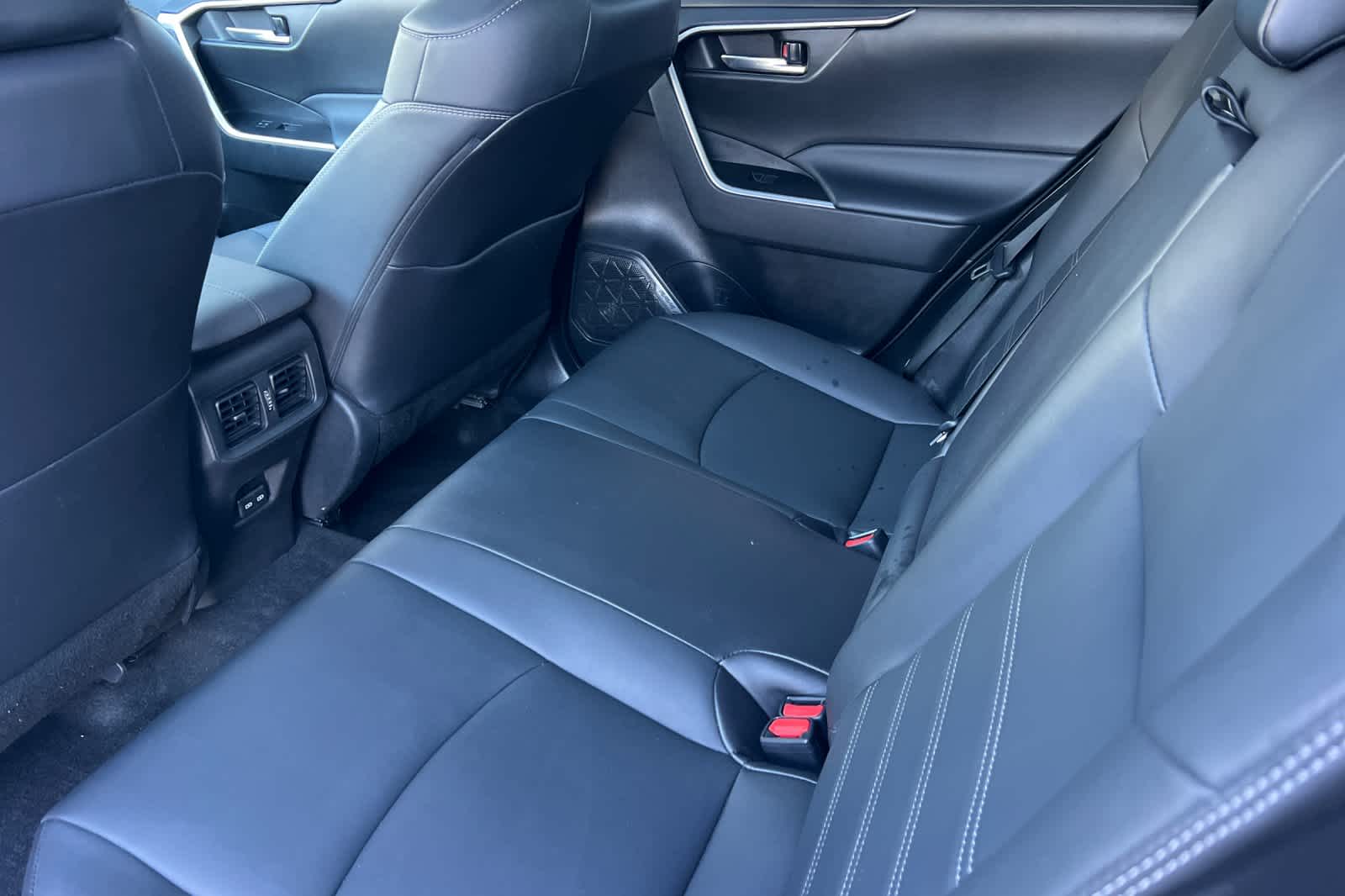 2023 Toyota RAV4 XLE Premium photo 4