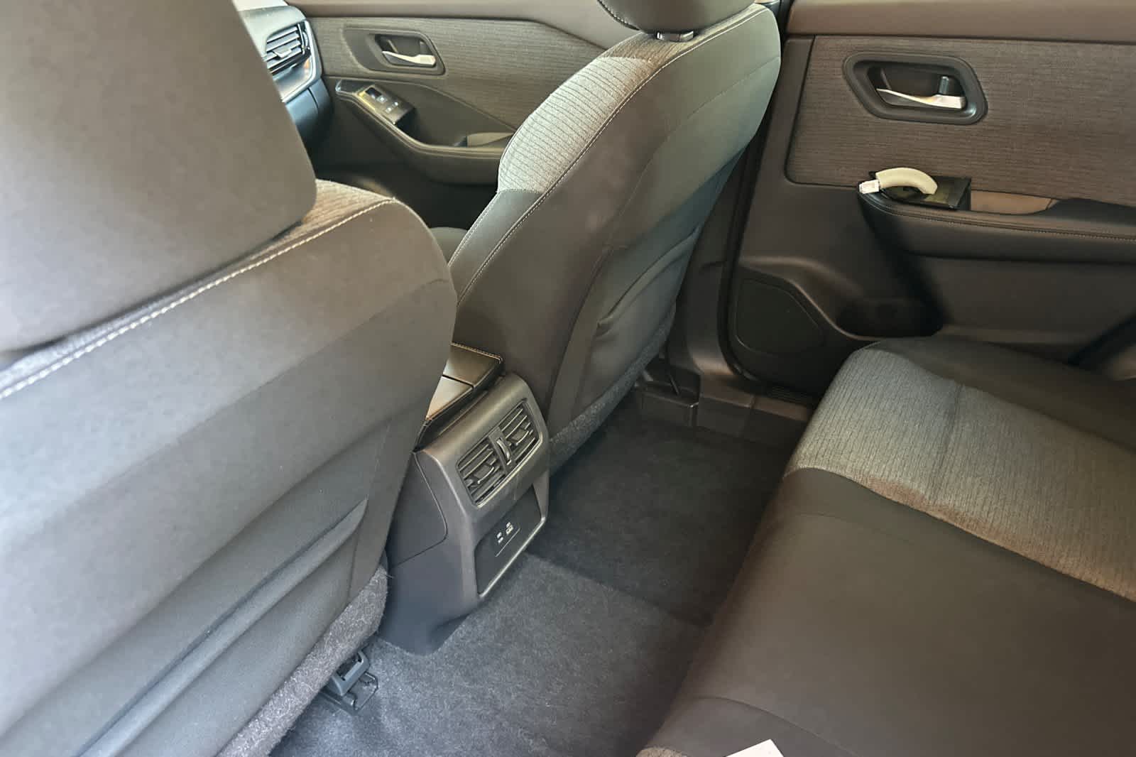 2022 Nissan Rogue SV photo 4