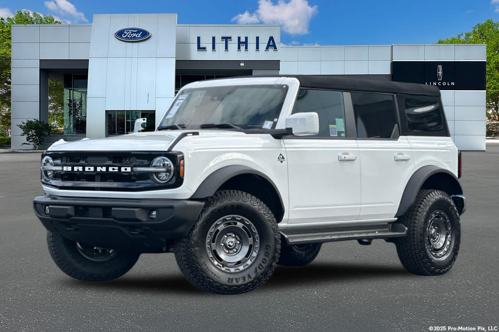 2025 Ford Bronco 4-Door Outer Banks's photo