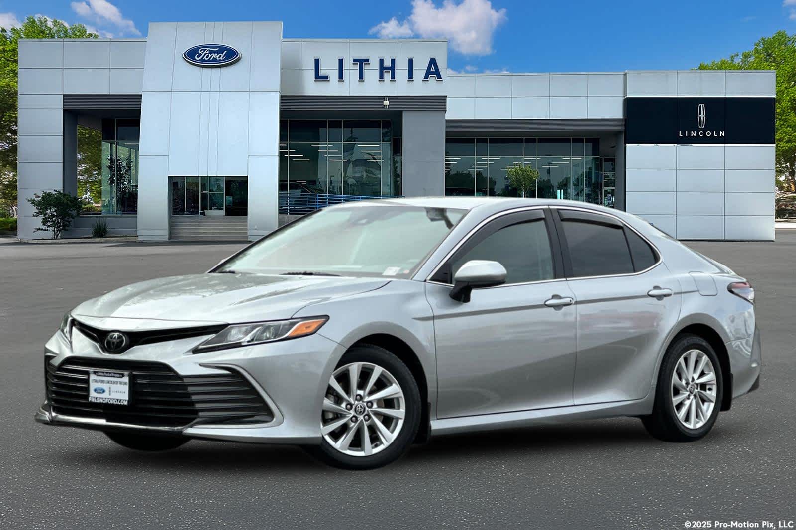 2023 Toyota Camry LE's photo