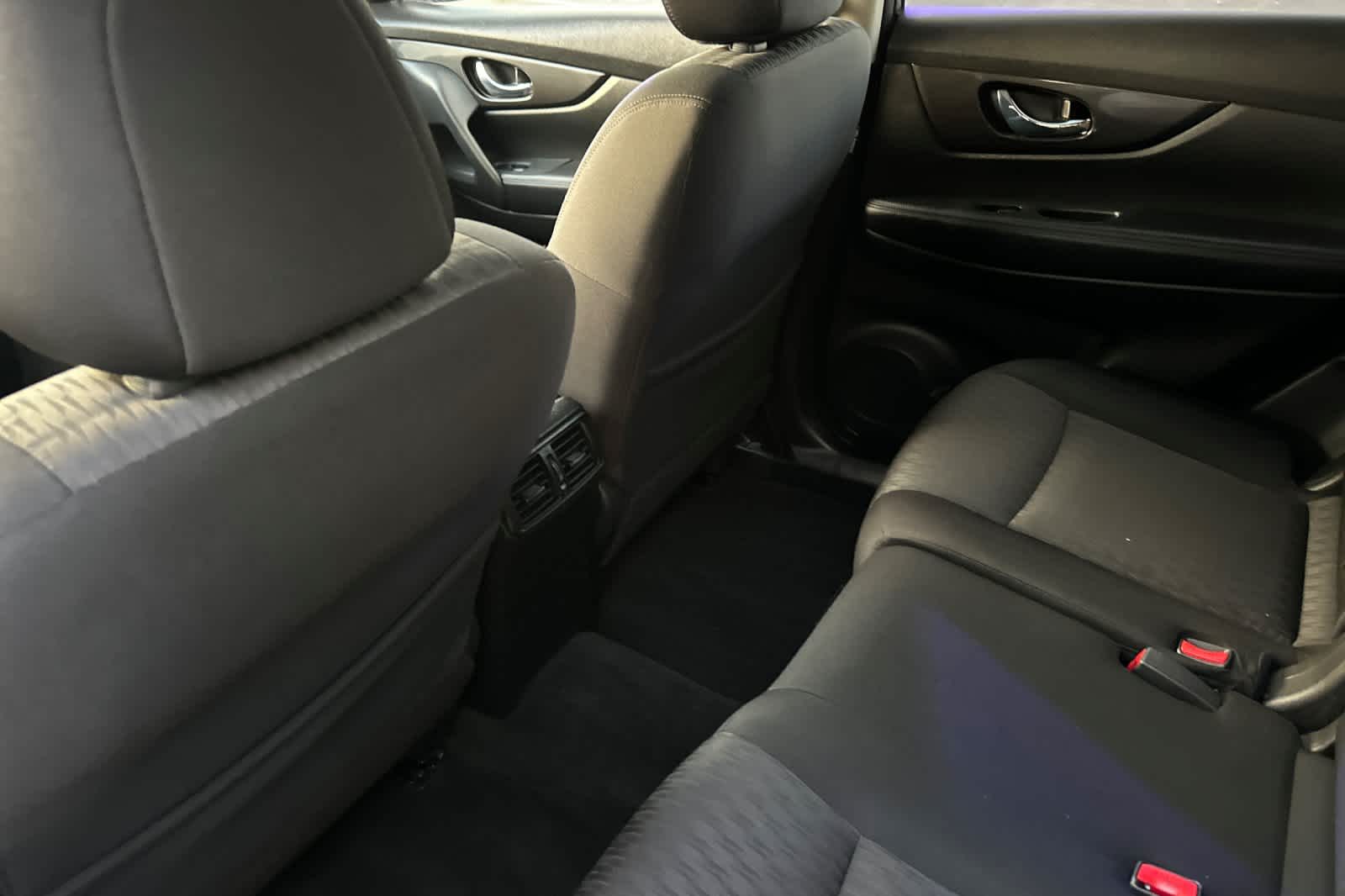 2018 Nissan Rogue SV photo 4