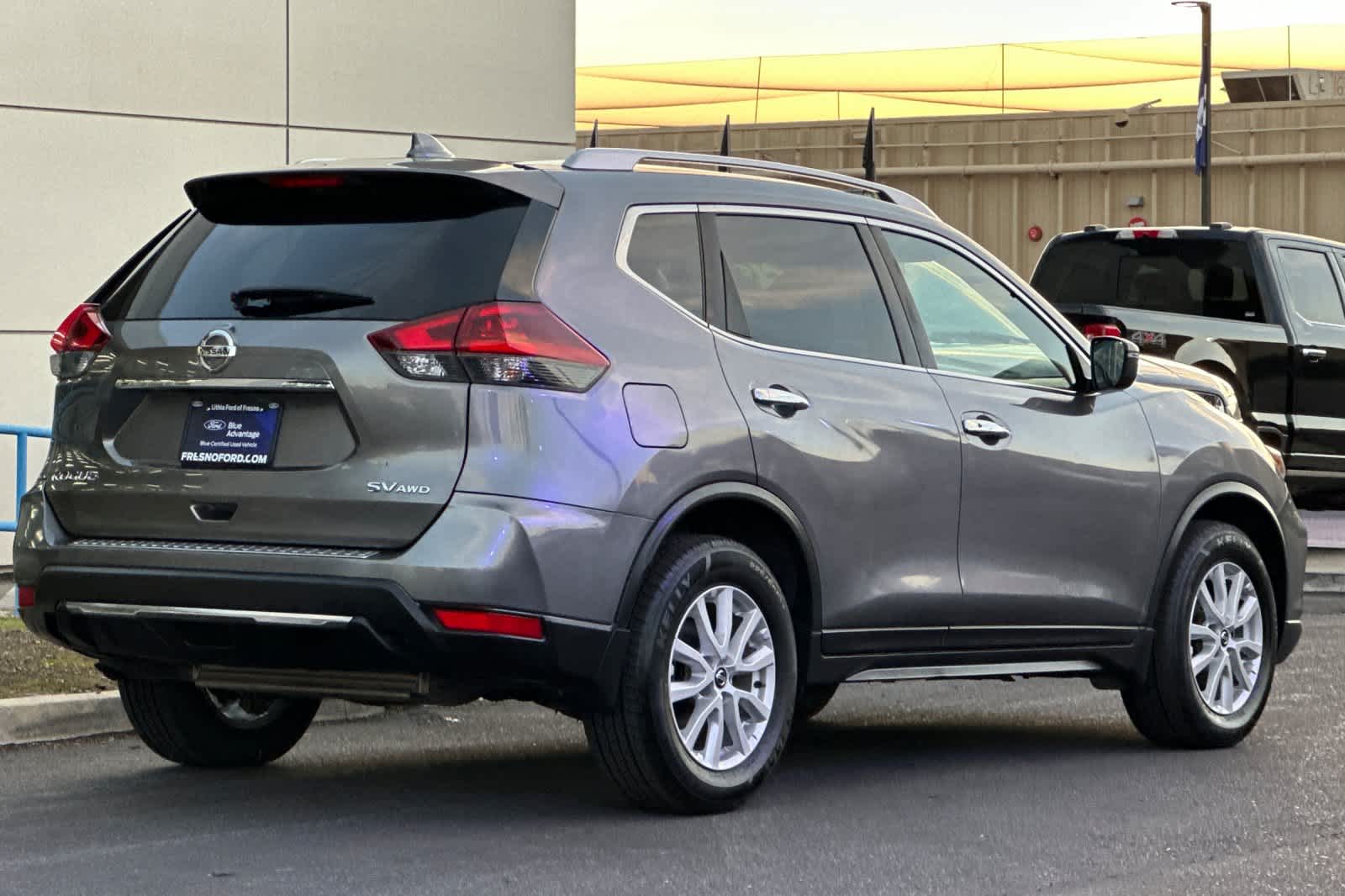 2018 Nissan Rogue SV photo 2
