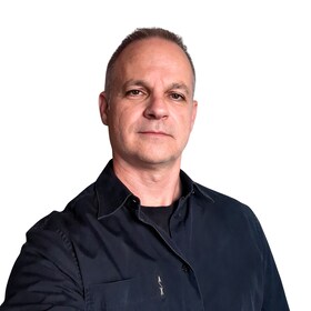 El miembro del personal Attila Ujhelyi de ID_43d2f98a6b2e