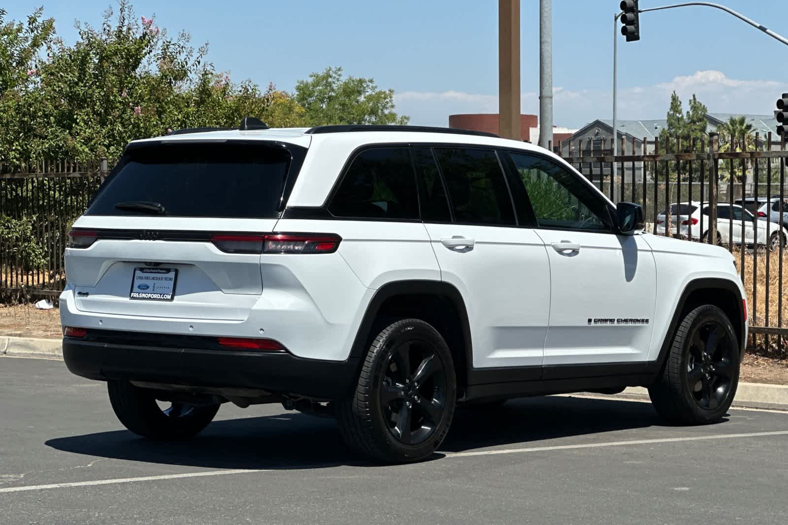 2023 Jeep Grand Cherokee Laredo photo 2